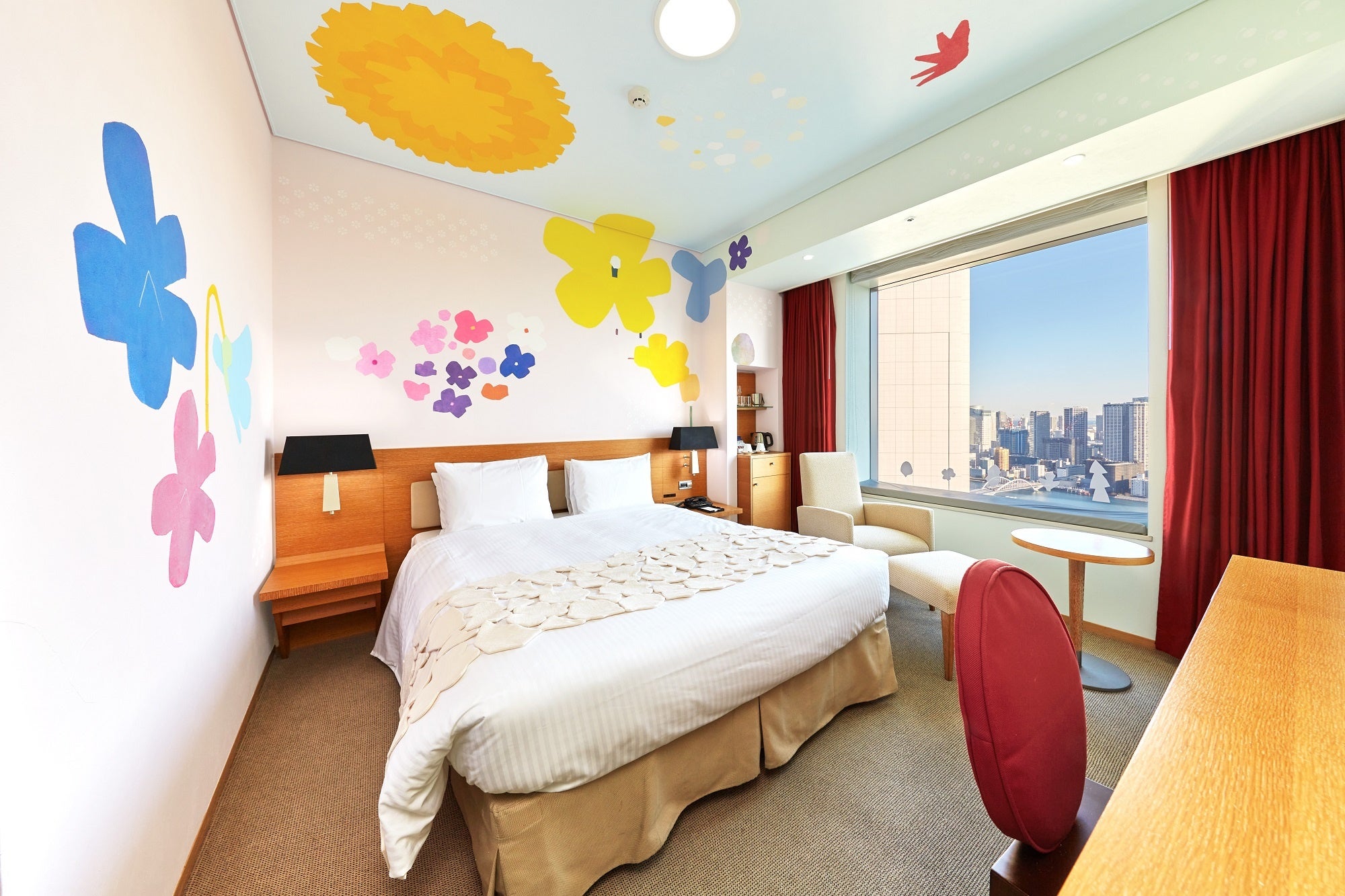 客室が丸ごとアートになっているアーティストルーム 写真は「草花」（制作：沼野伸子）