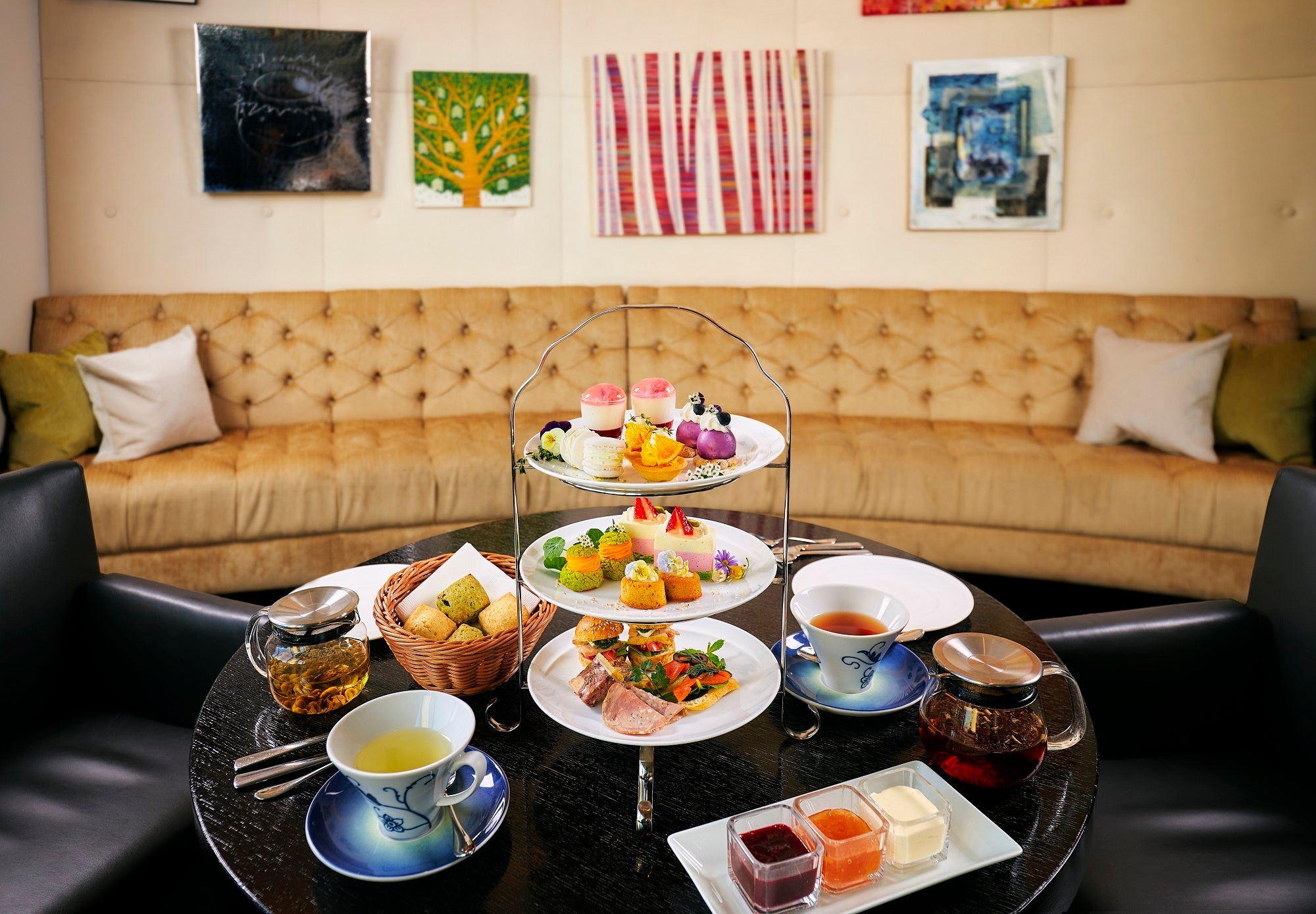 「フローラル＆ハーブ アフタヌーンティー」。写真は2人前