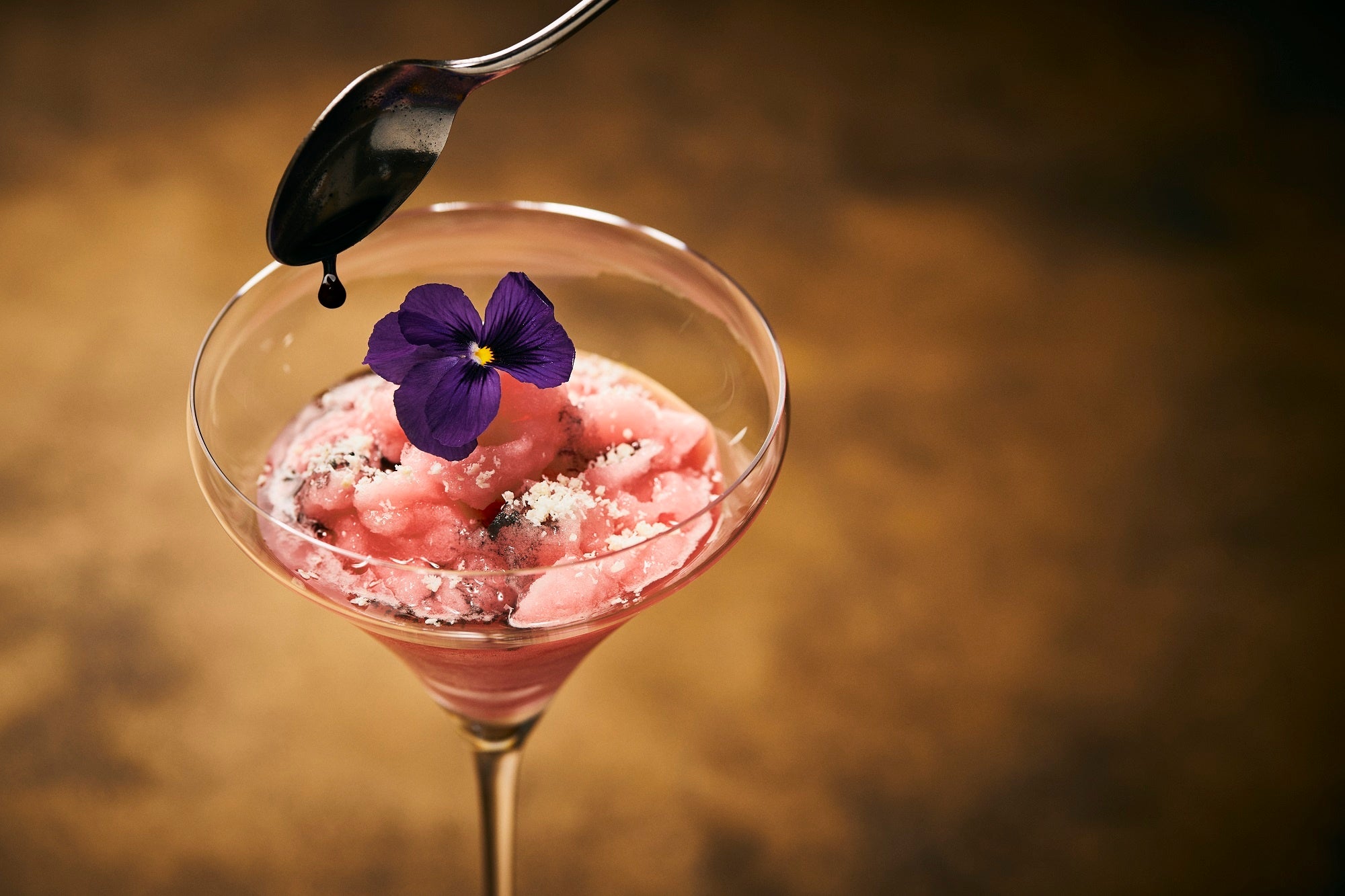 バー「ザ ソサエティ」のカクテル ミスティックグラス