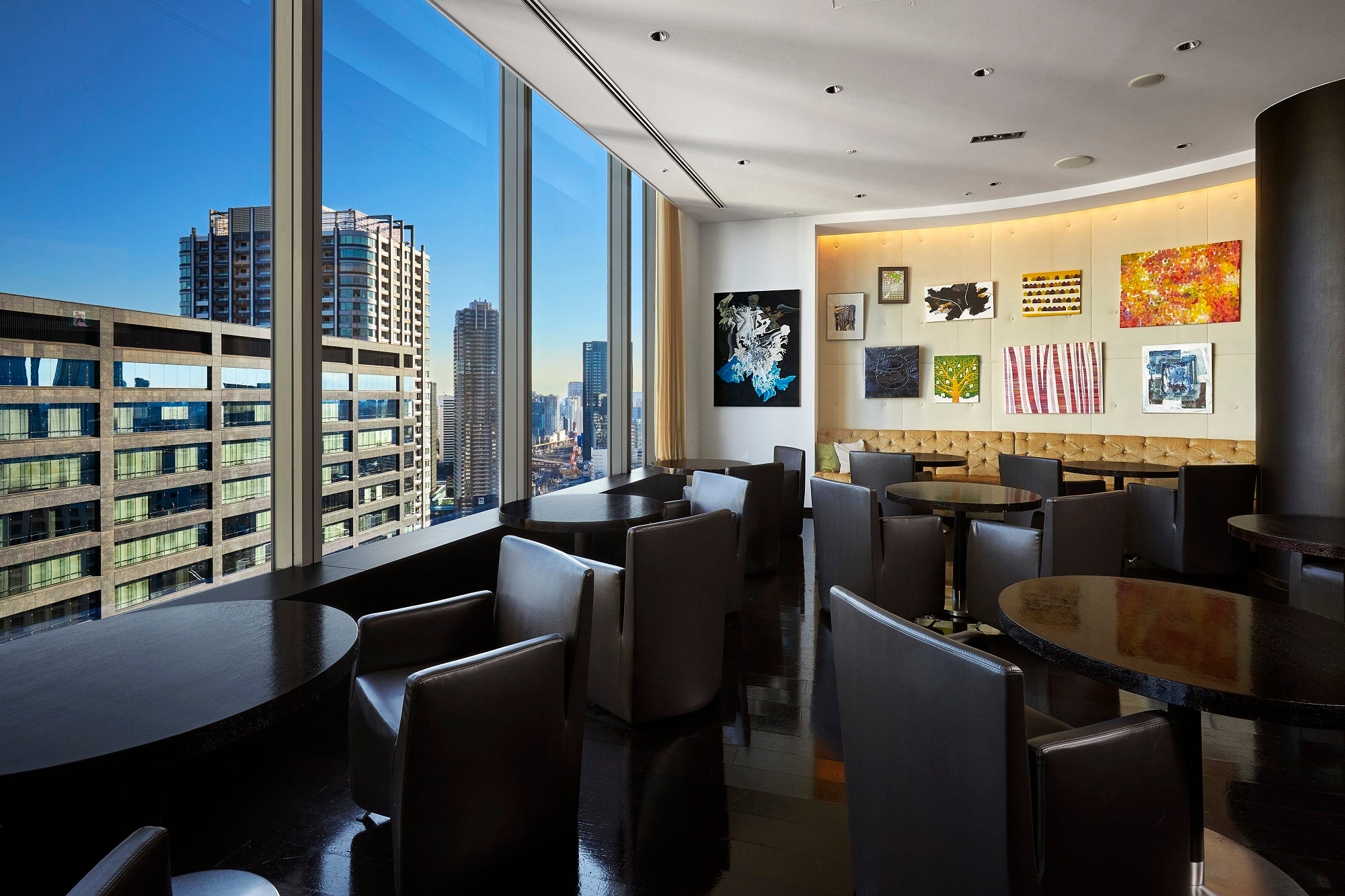 アート カラーズ ダイニング 内観