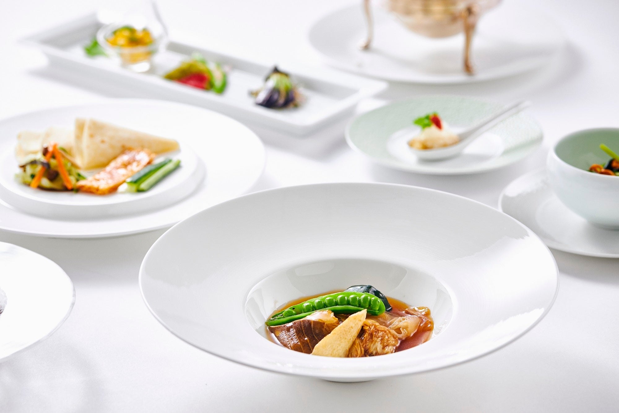 一番手前の料理は「鮑茸,山伏茸,白きくらげの醤油煮込み」 伝統的な中華の調理法を使っている