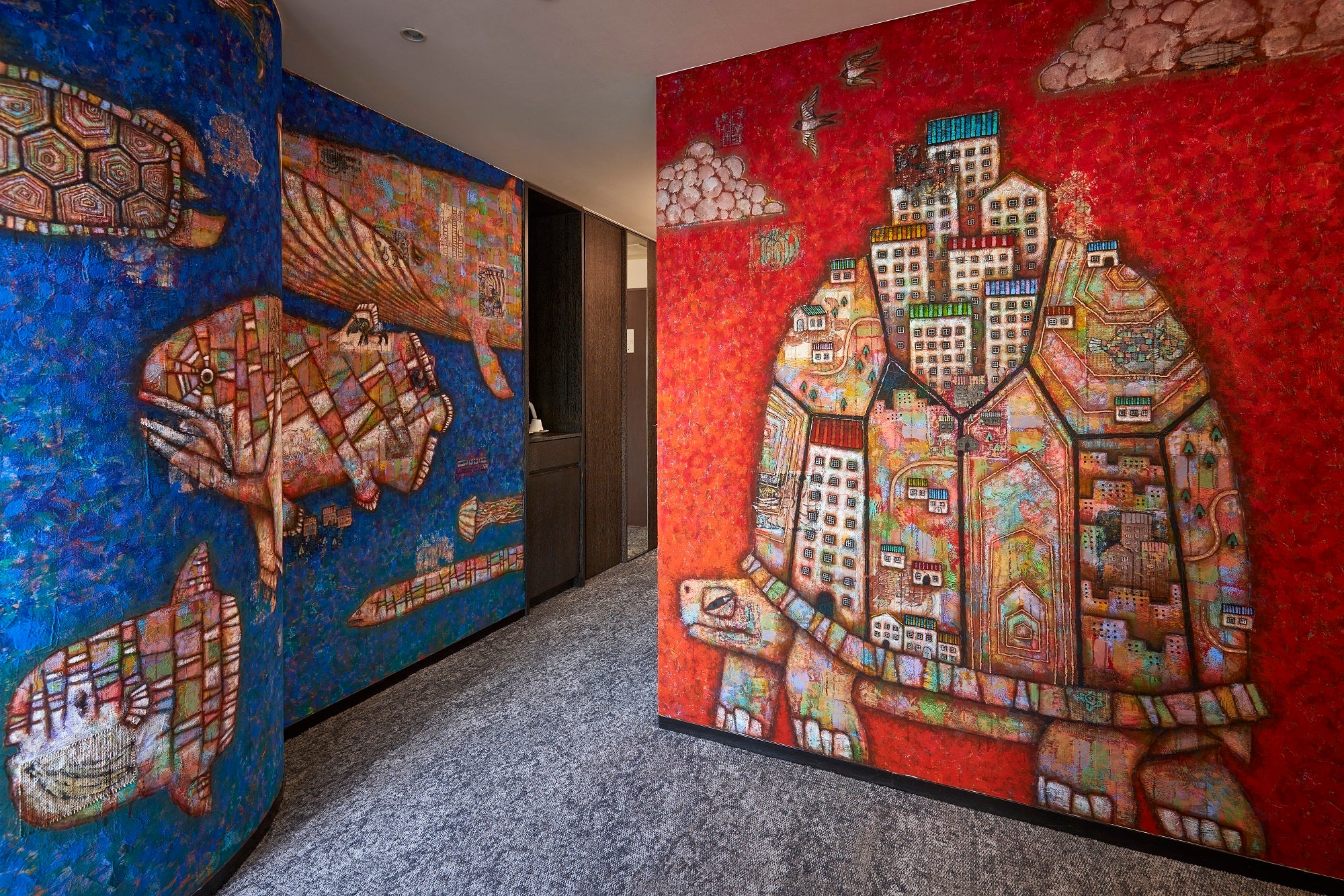 入口側の壁には巨大なカメ。街と融合している