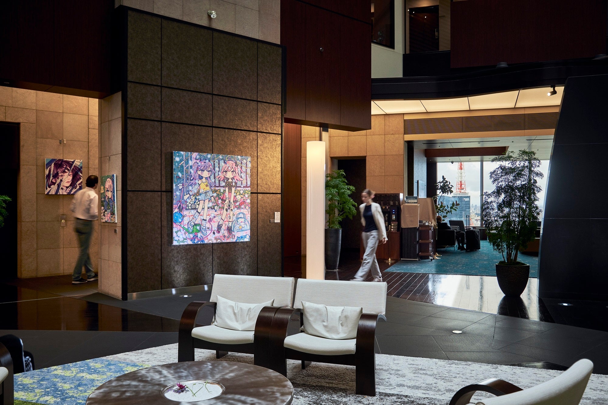 エレベーター前など、館内各所の壁にアートが展示されている