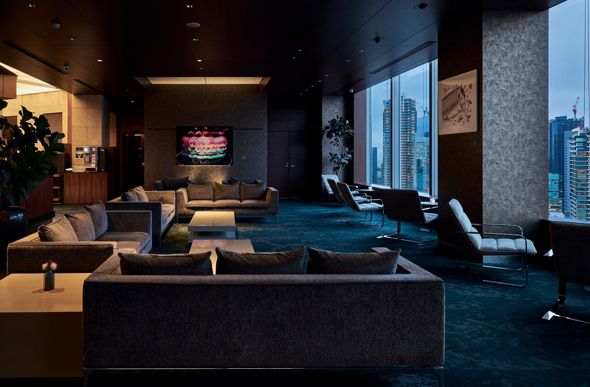 宿泊者専用ラウンジもアートの展示会場となる