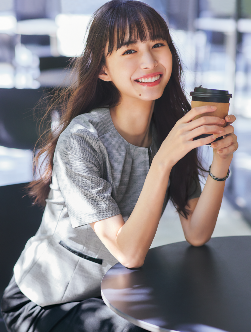 カバーモデルは、女優、モデル、タレントとマルチに活躍する井桁弘恵さん