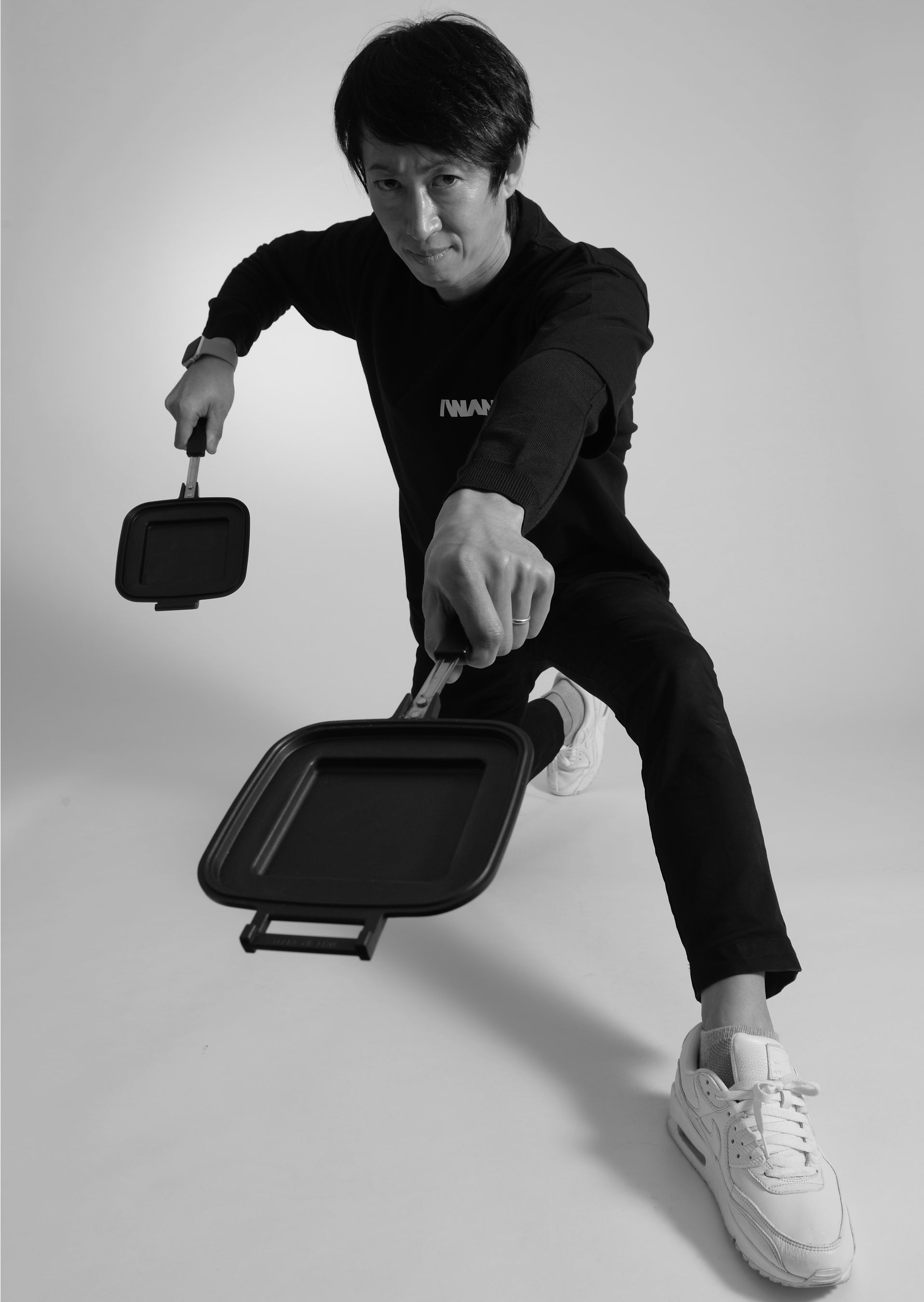 IWANO「ホットサンドメーカーFT」を持った弊社代表取締役社長 林恭史。名古屋商工会議所 会報誌「NAGOYA」2023年4月号 表紙オフショットより。弊社代表・林恭史もサウナを愛するサウナーの一人です。