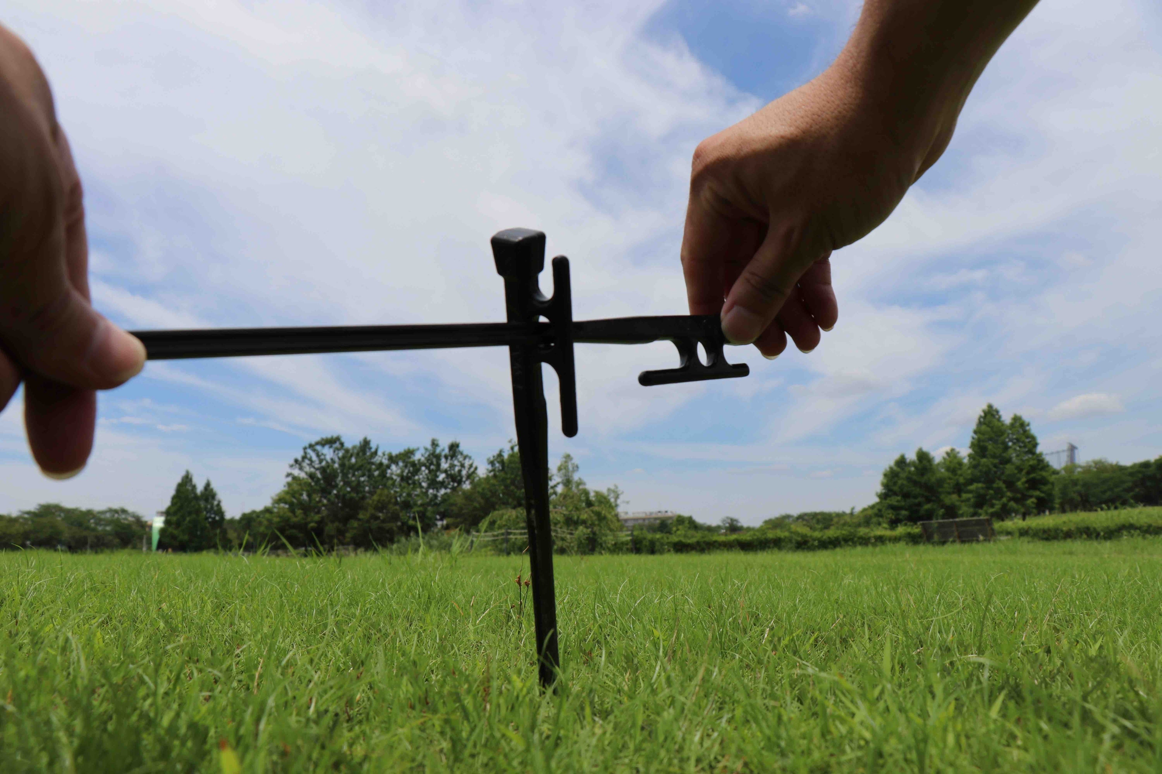 角柱なので、ひねると地面とペグに隙間ができ簡単に引き抜けます。