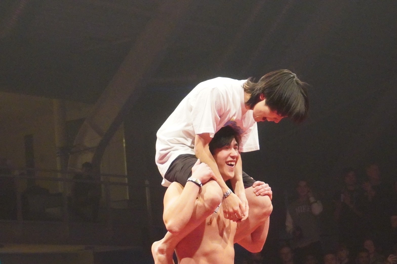 相手選手に称えられる岩本将成選手