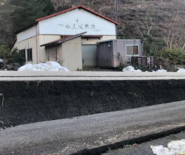 震災後のふくべ鍛治工房前の道路（2024年1月）