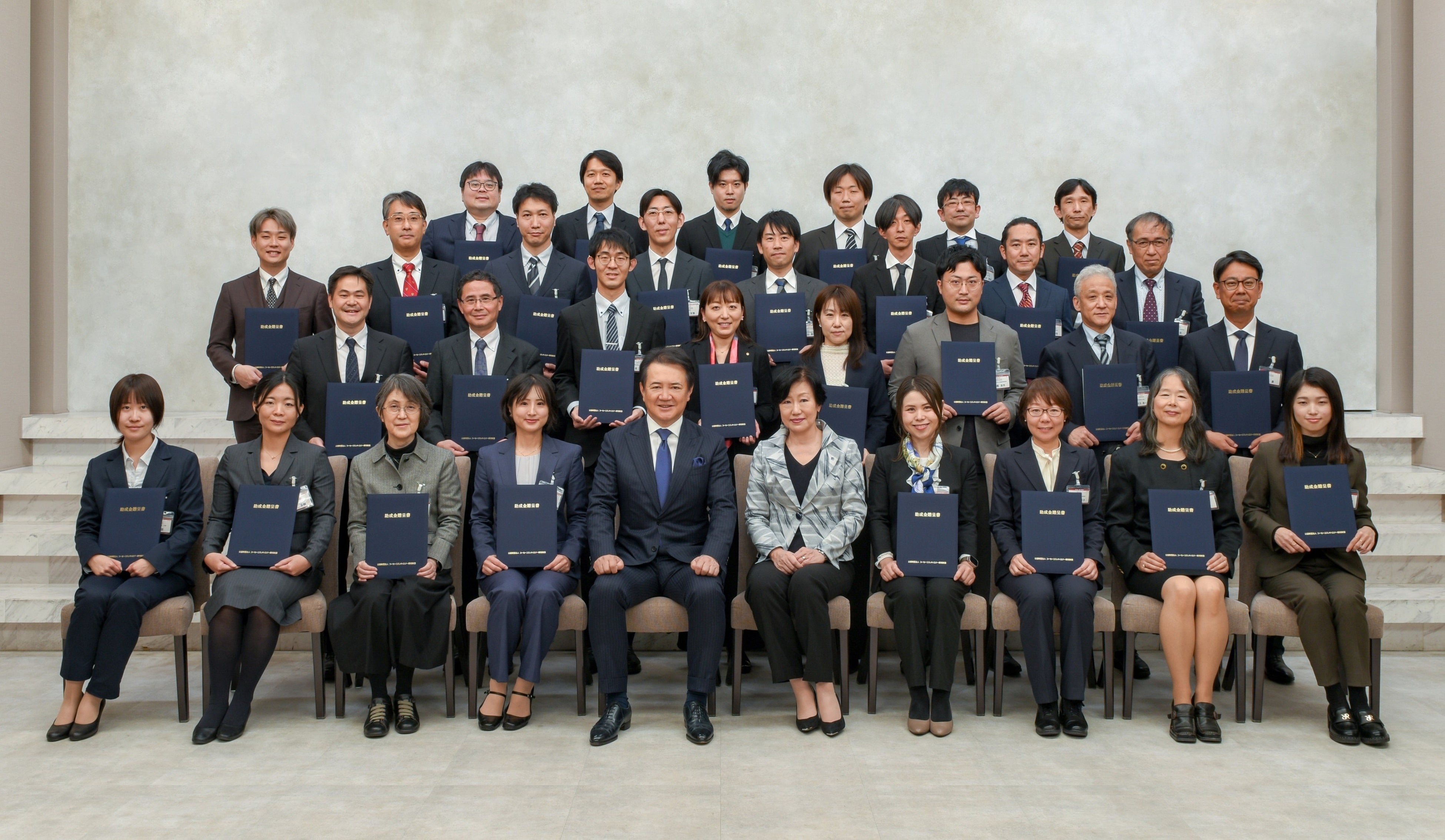 DECORTÉポーズ”のドジャーストレーディングカードをお披露目 9月21日の