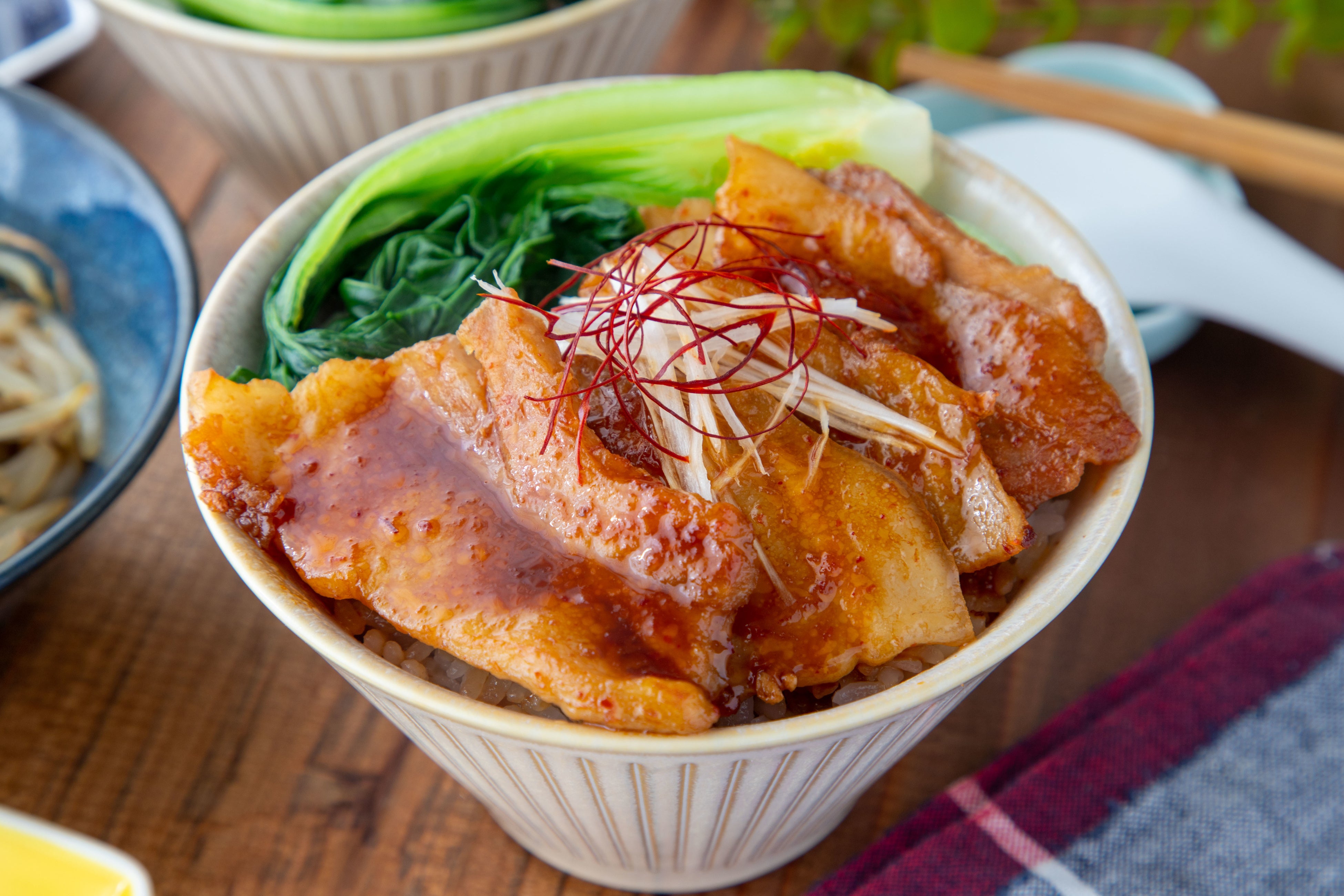 止まらない美味しさ！韓国風ピリ辛豚バラ丼 by まこりんとペン子さん