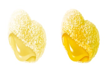 台湾産黒葉ライチ（左）／沖縄産パイナップル（右）