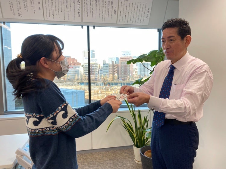 一人一人に手渡しする様子