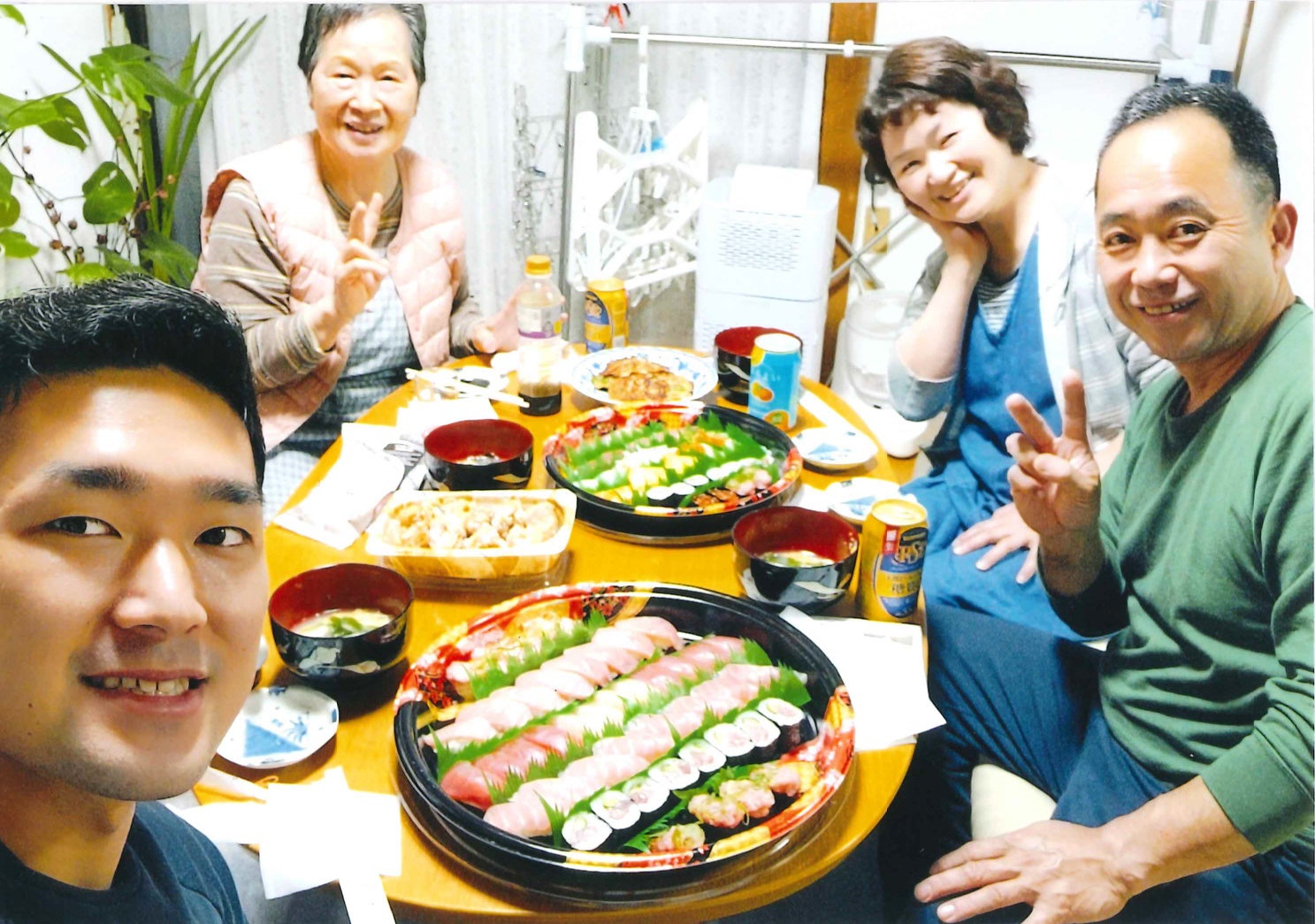 親孝行の様子を写真に収め会社に提出する