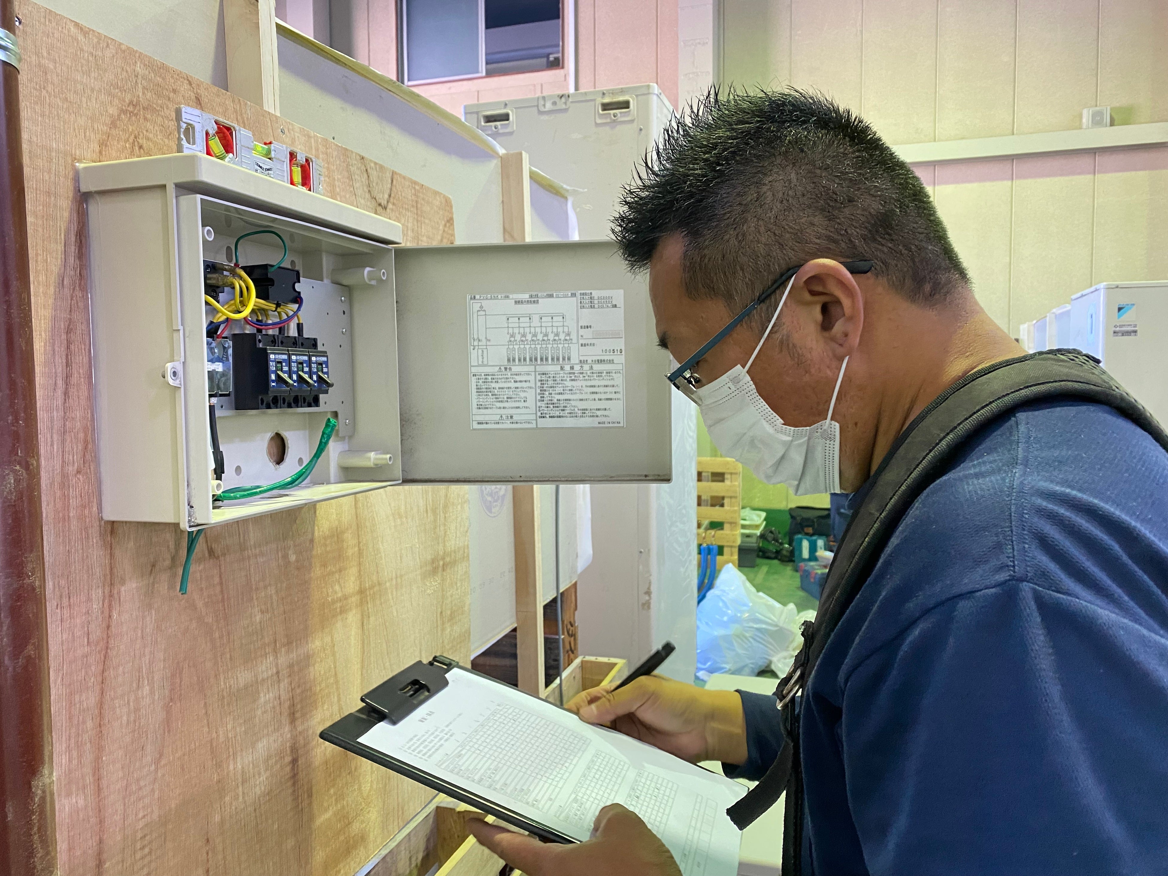 厳しく審査を行う様子