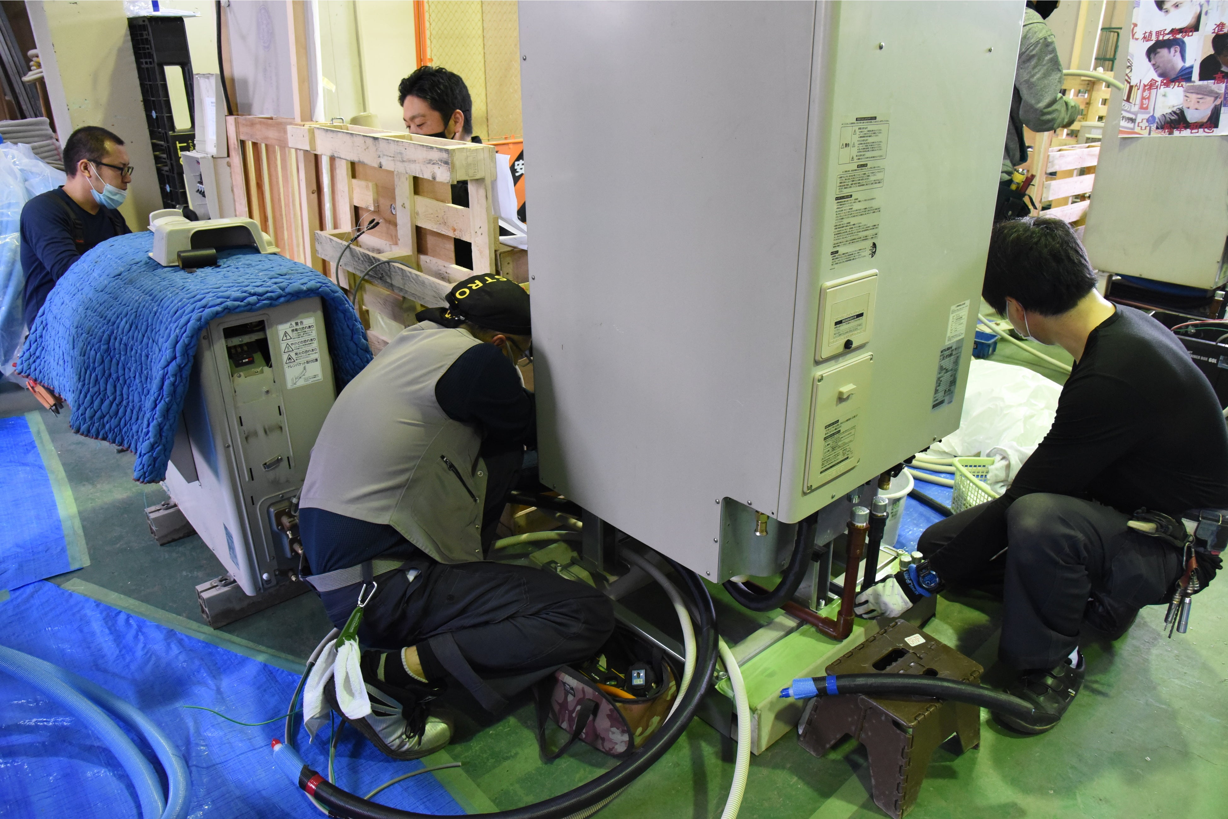 顧客宅に見立てた会場で工事を行う様子