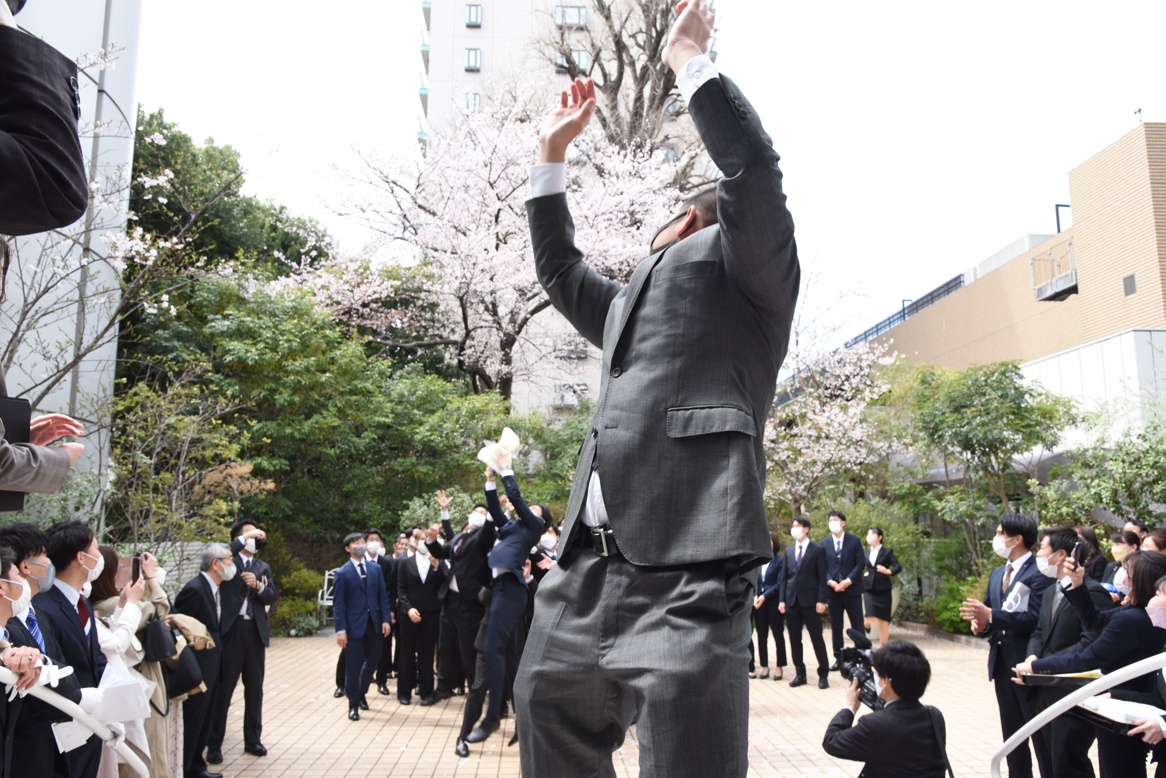 先輩社員から新入社員へのブーケトス