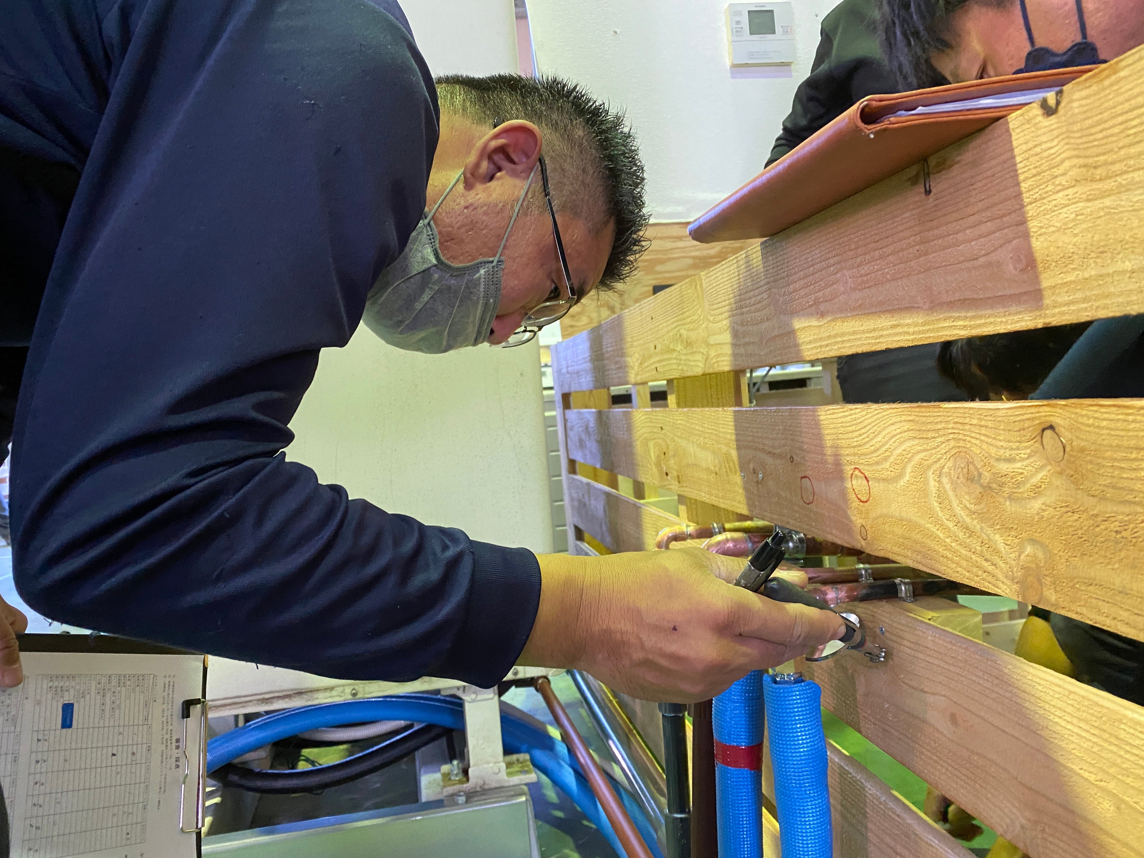 2022年開催：厳しく審査を行う様子