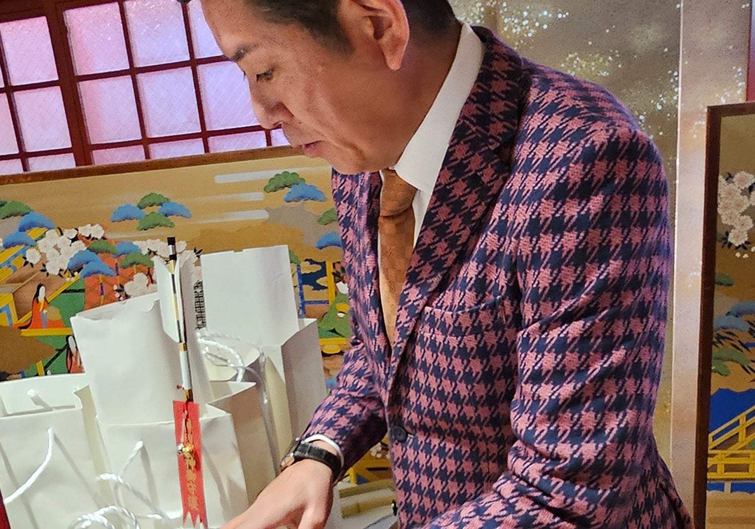 神田神社に社員を代表してご祈祷頂き、お守りを受け取る