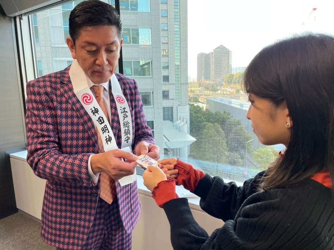 一人一人にお守りを手渡しする