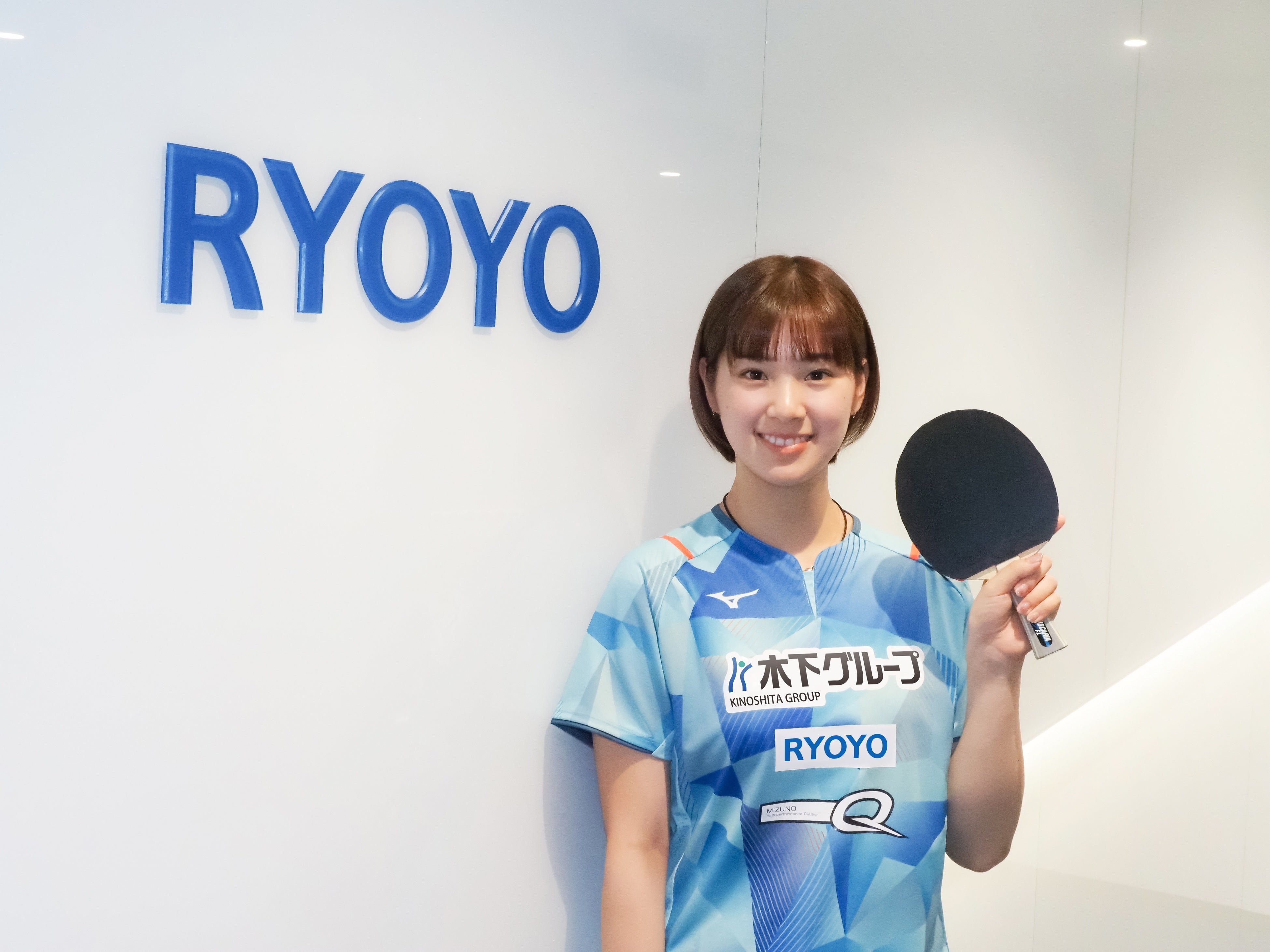 菱洋エレクトロのロゴ入りユニフォームを着用した長﨑選手