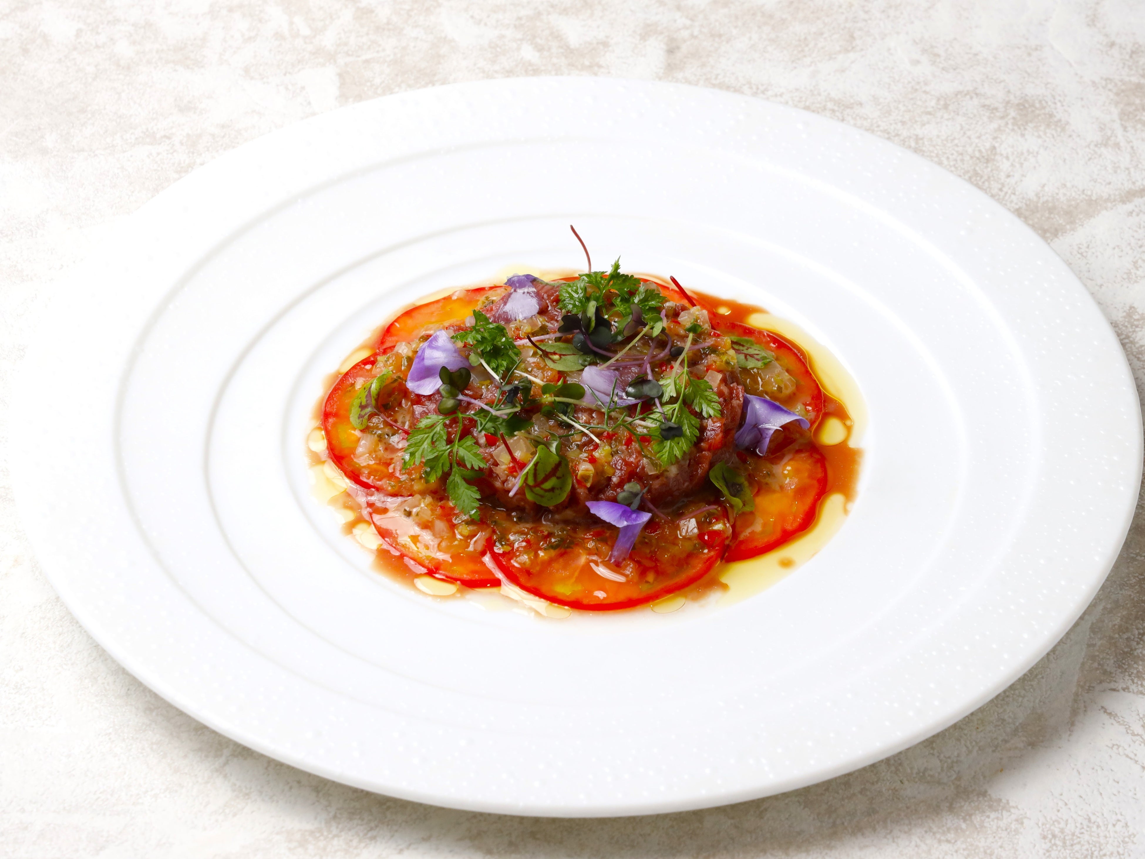 俺のフレンチ東京「フルーツトマトと胡桃、北海道産牛のタルタルサラダ」1,408円