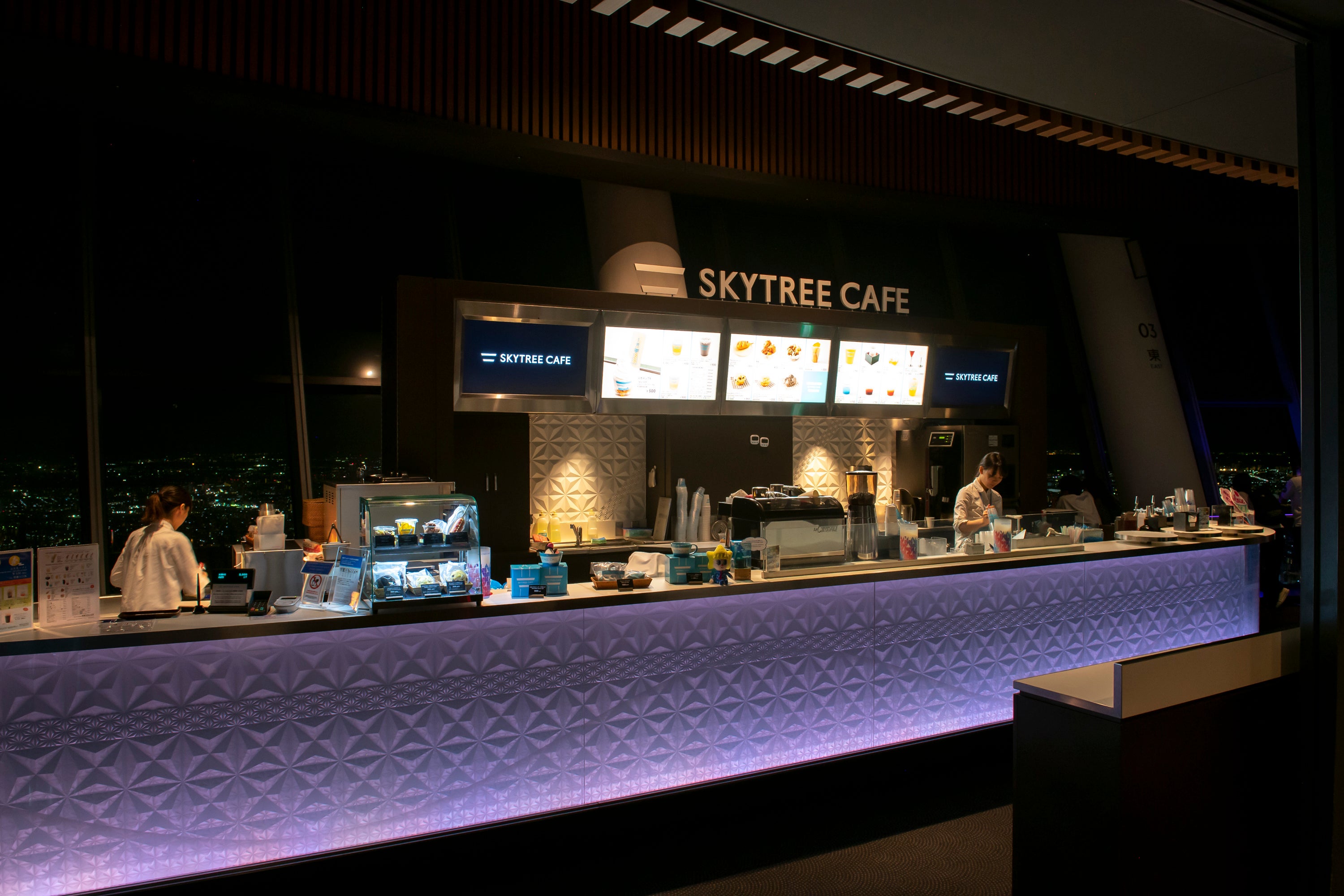 「SKYTREE CAFE」フロア３５０　©TOKYO-SKYTREE