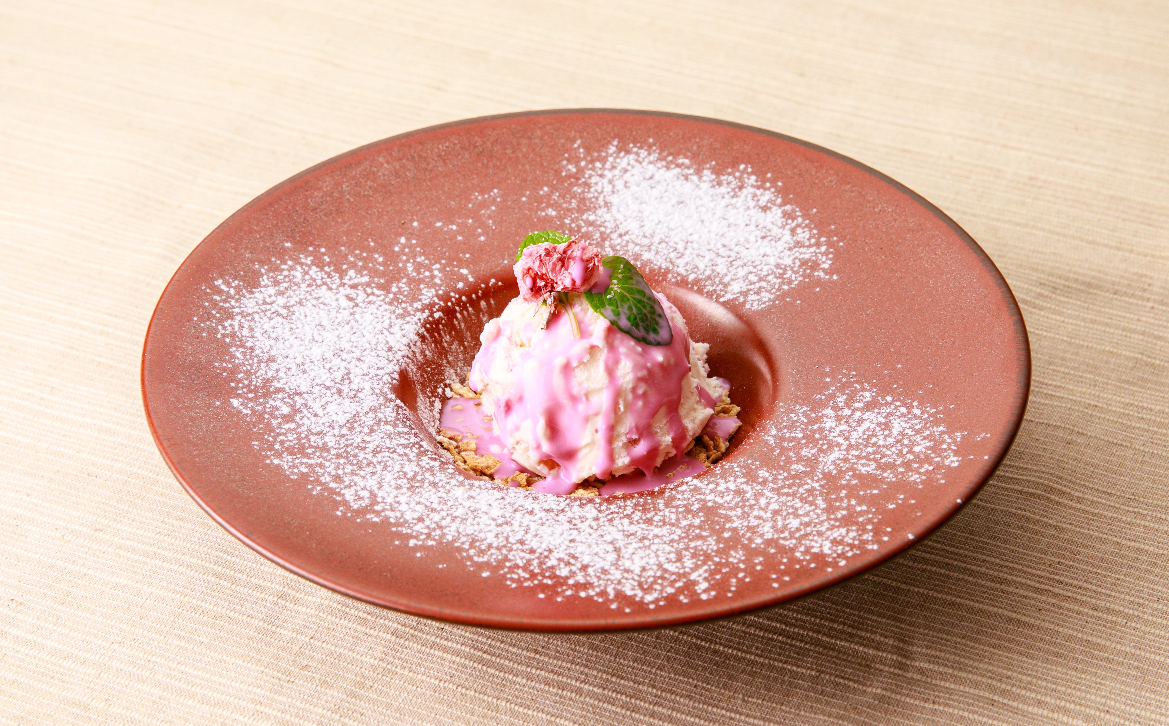 桜のアイス ルビーチョコソース