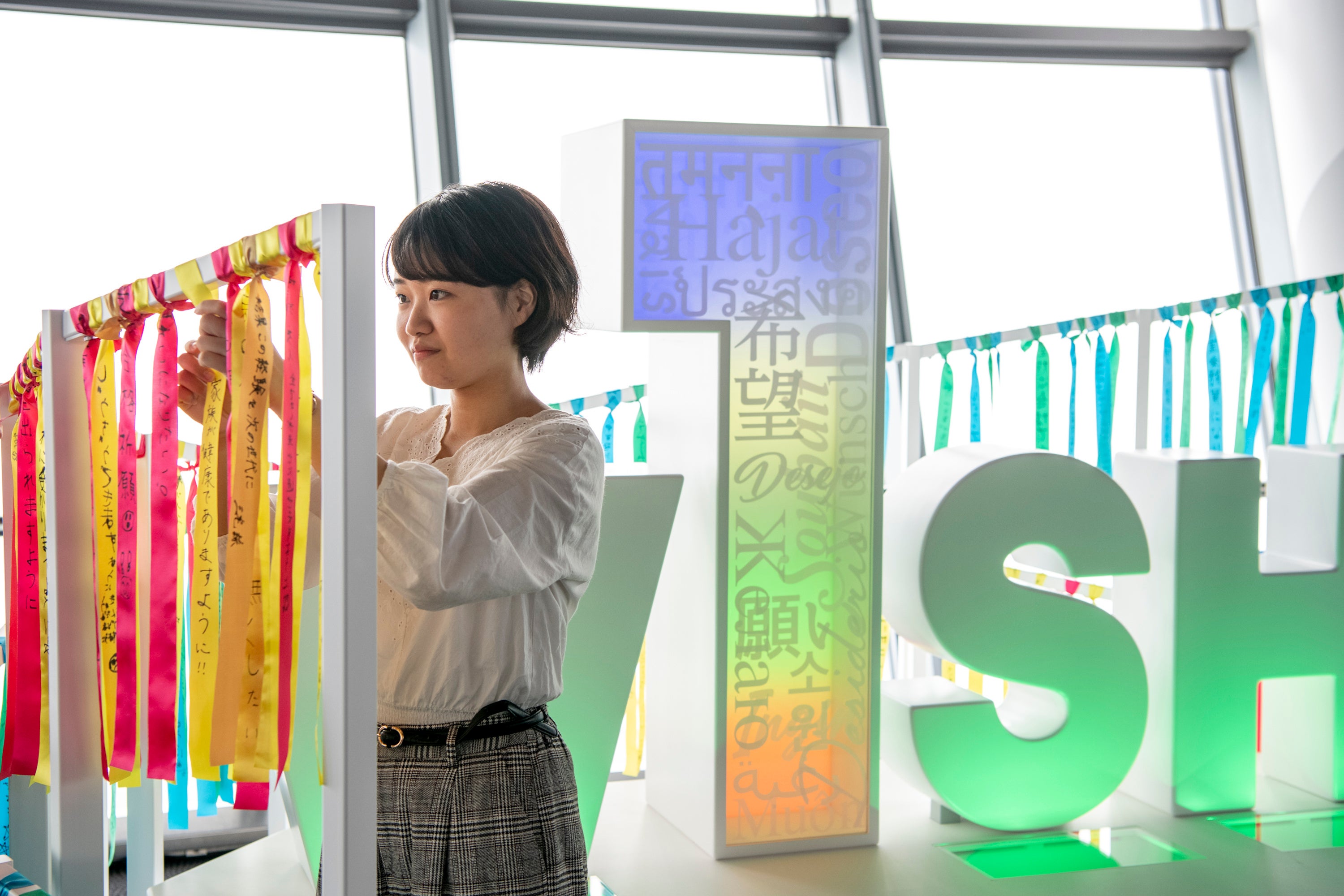 リボンを結び付ける様子　©TOKYO-SKYTREE