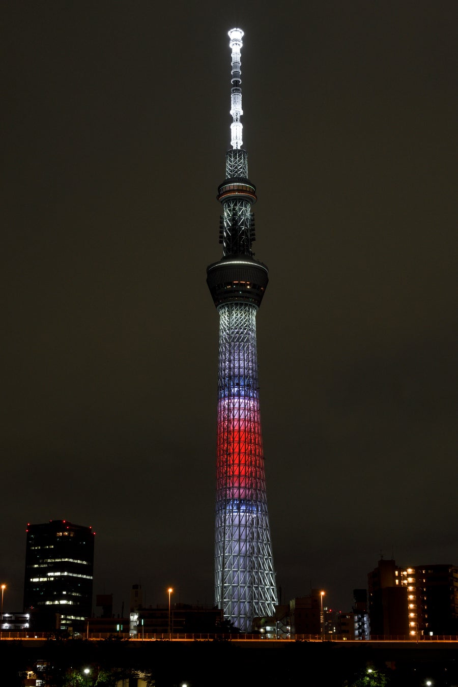 △日本国旗をイメージした特別ライティング　(C)TOKYO-SKYTREE