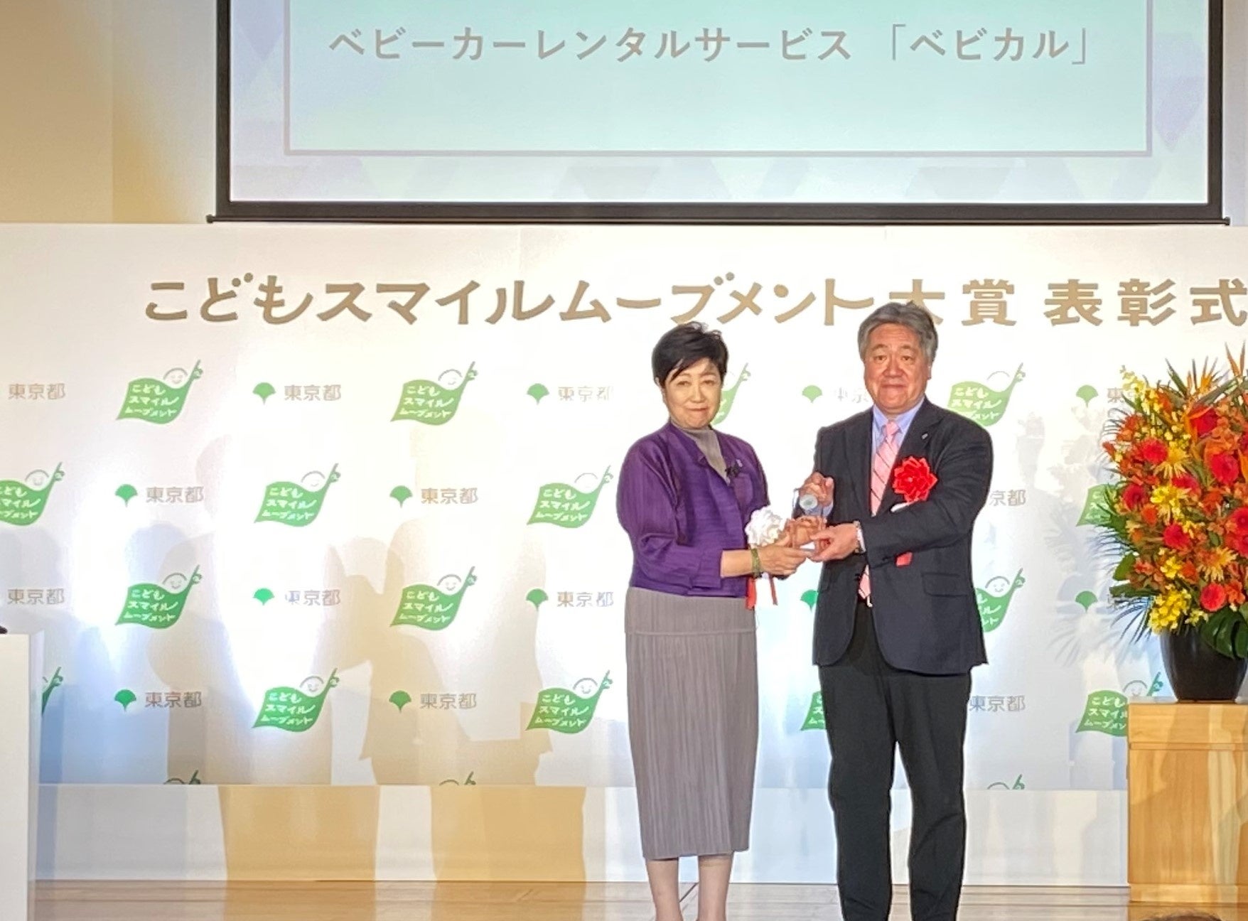 表彰状を受け取る常務取締役 社長補佐CDO　高橋 敦司