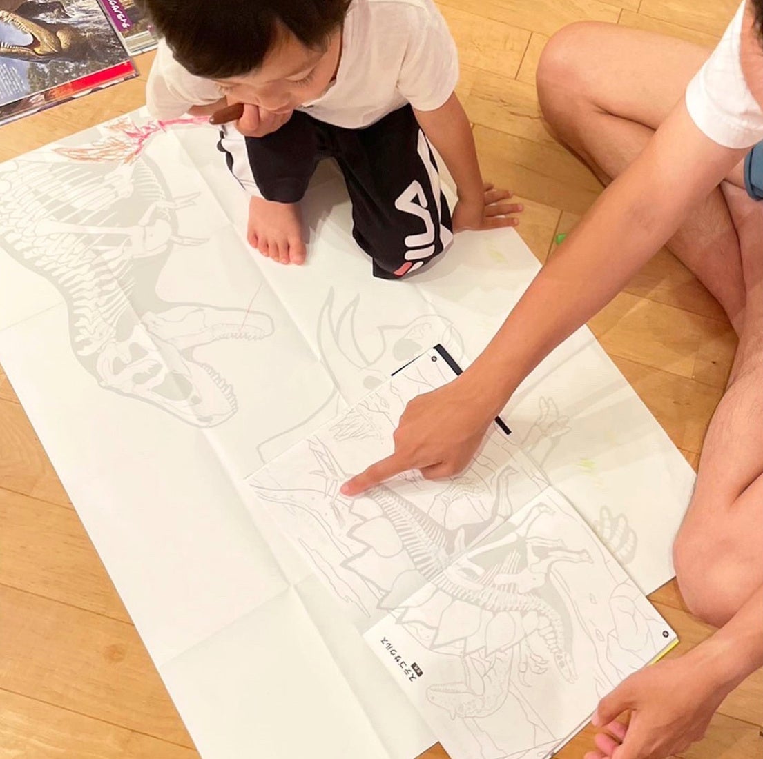 本書の特別ふろく「ドデカぬりえ」を楽しむケータさんとむすこさん Twitter @keetaGGより