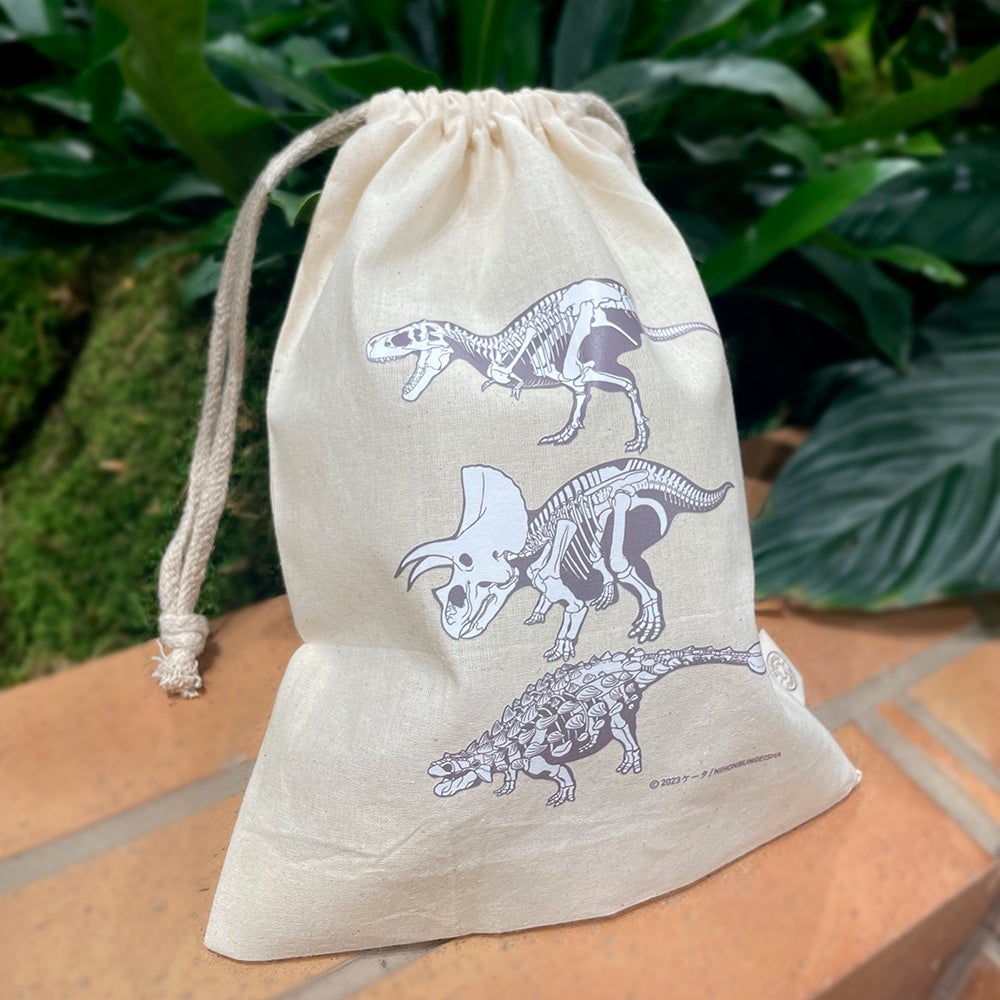 大きさは本体／約幅20×長さ26×マチ6cm。500mlのペットボトルがピッタリ入るサイズ感です。