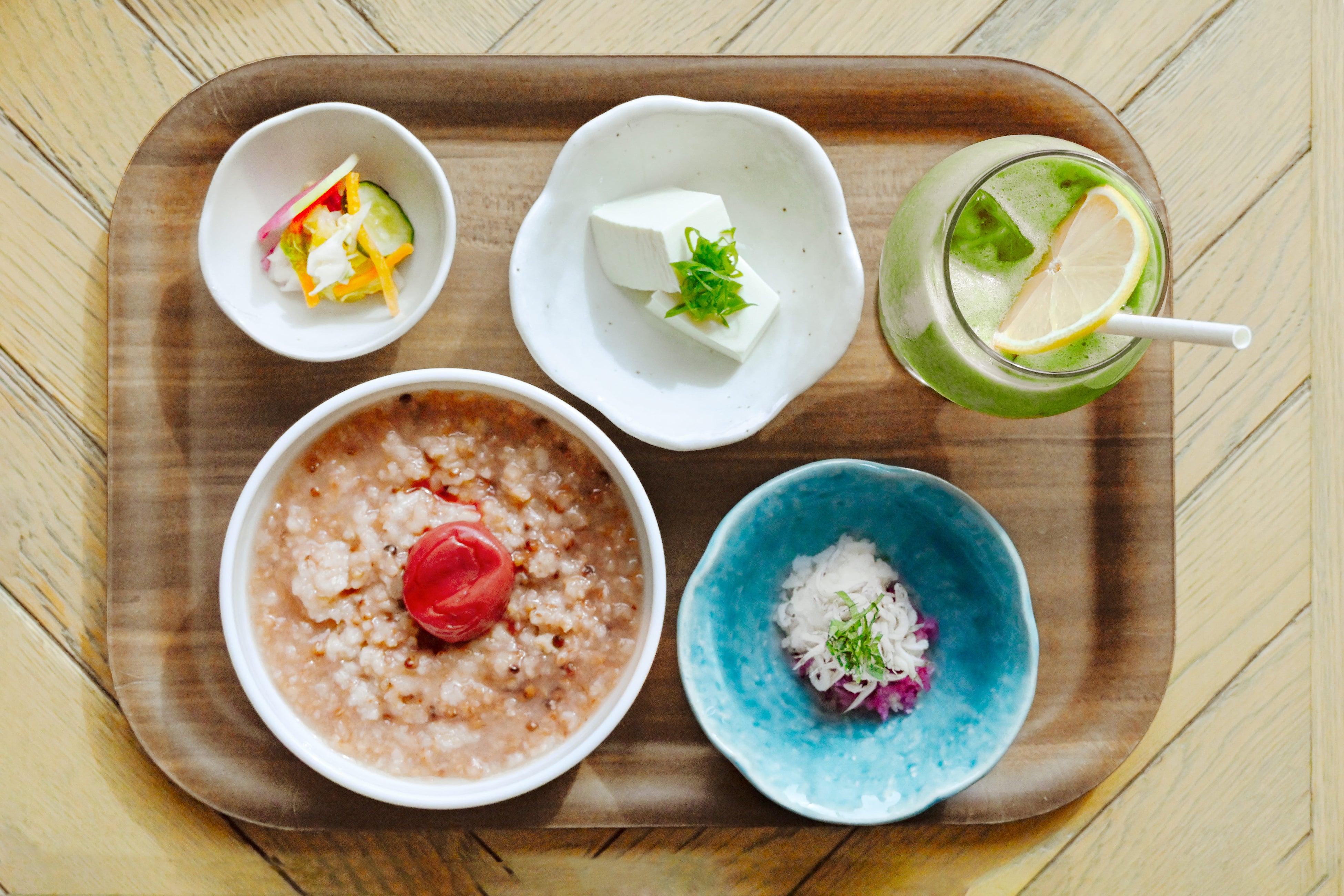 2日目の夕食のオリジナル回復食。メニューは、FUJIMIファスティング粥（はちみつ入り南高梅添え）、湘南シラスの大根おろし、三浦野菜の浅漬け、冷奴。