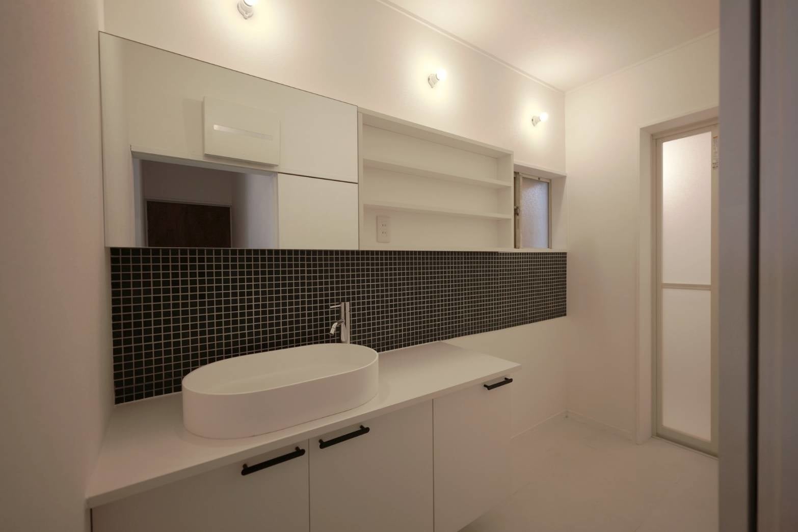 お風呂、洗面所、キッチンなど水回りはリノベーション済みです。