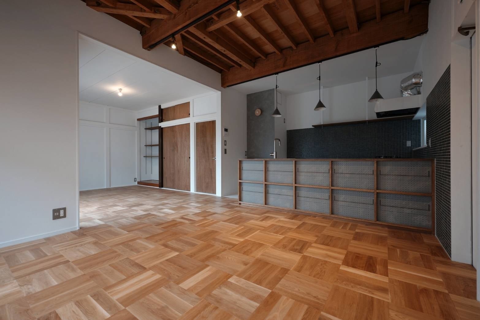 1階はリビングとダイニングルームをつなげ、空間を広く使えるようにリノベーションしました。