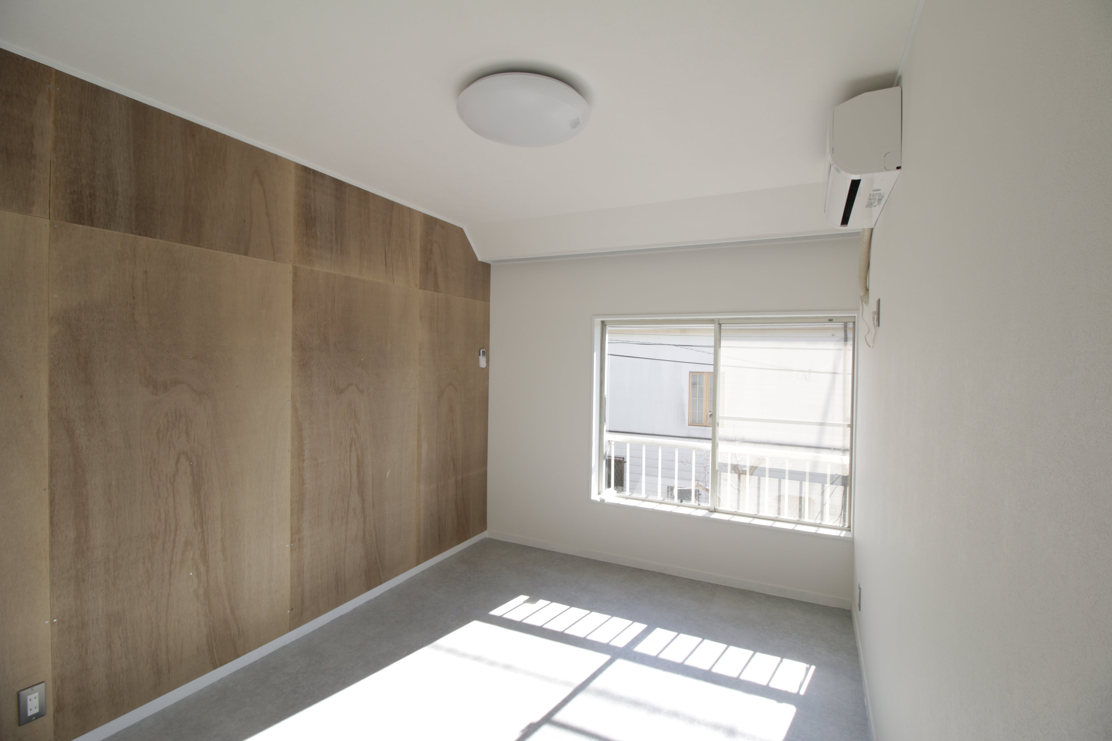 2階は合わせて5部屋。合板部分はDIYをすることができます。壁を好きな色でペイントしたり、棚を取りつけたり、自分好みにカスタマイズできます。