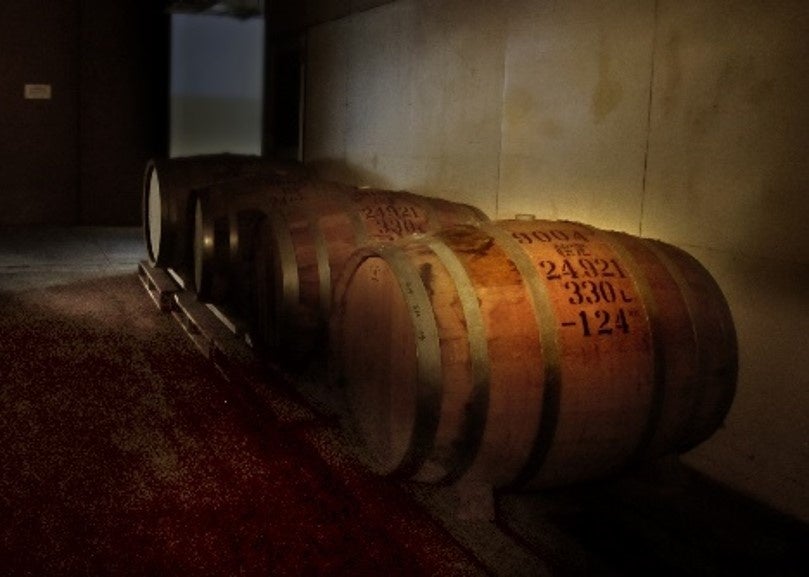 おうち時間を贅沢に。8年熟成の日本酒「日本盛 オーク樽500ml