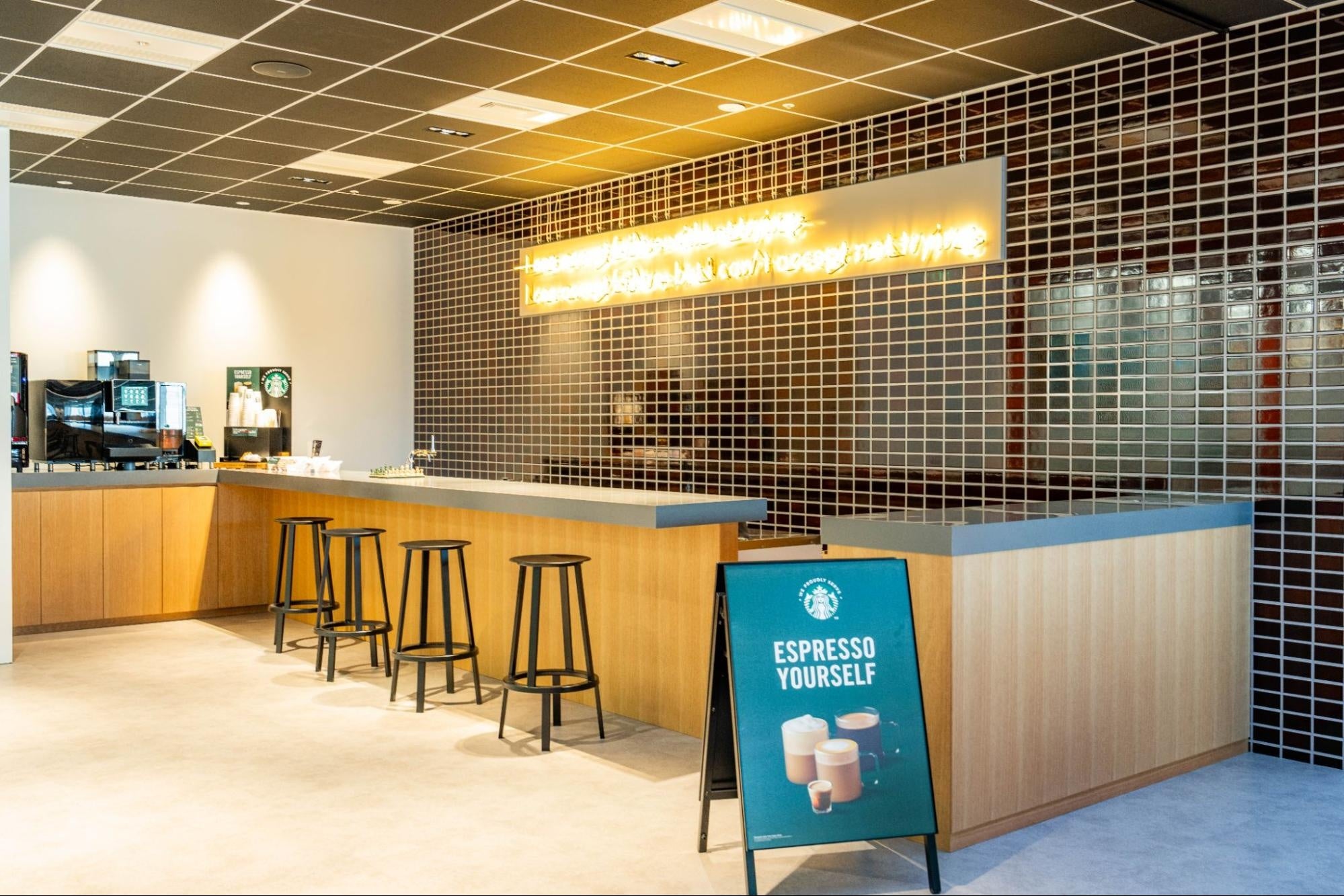We Proudly Serve Starbucks® コーヒープログラムを導入したBARエリア