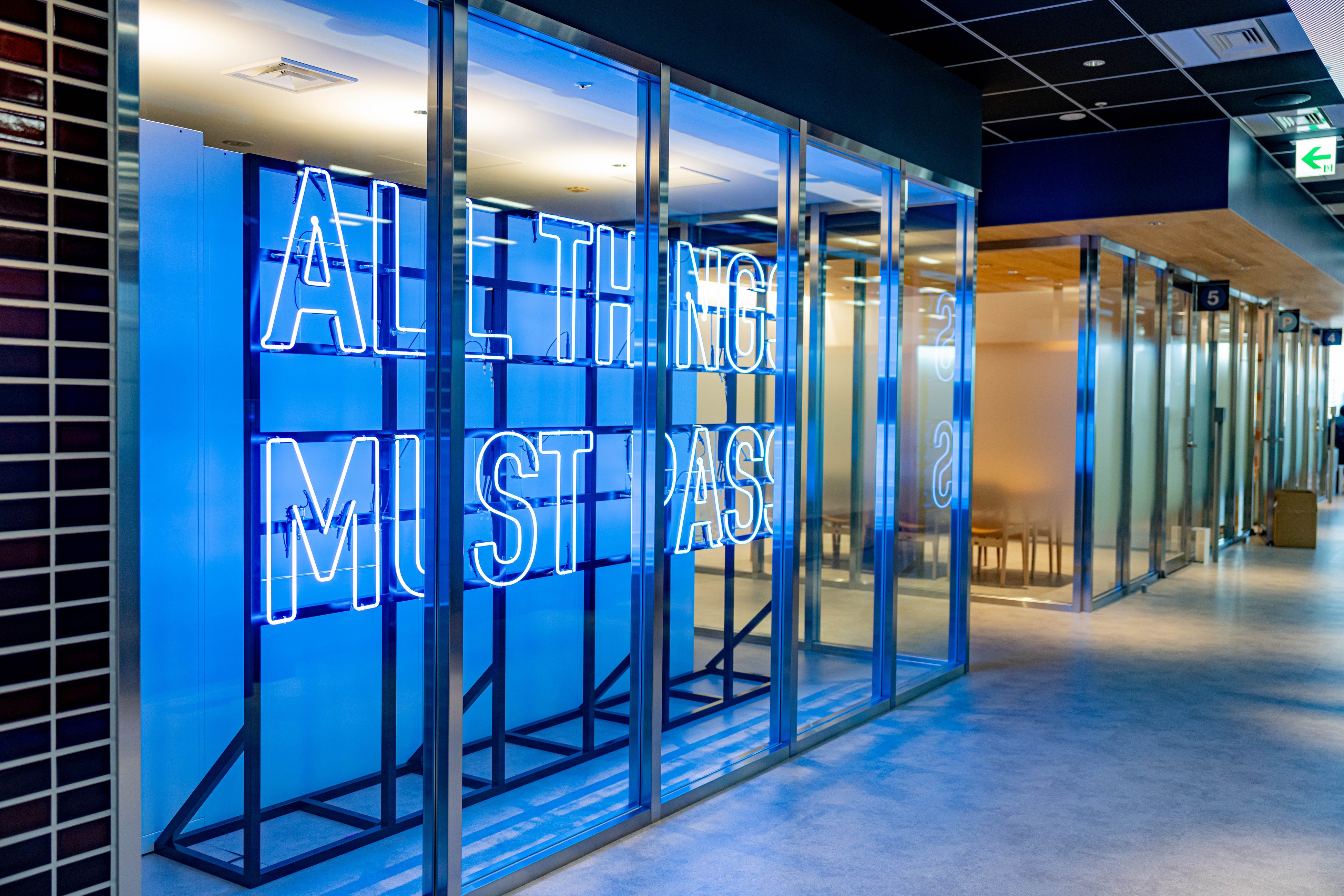 “ALL THINGS MAST PASS（全ては過ぎ去っていく。恐れずに行動しよう。）”