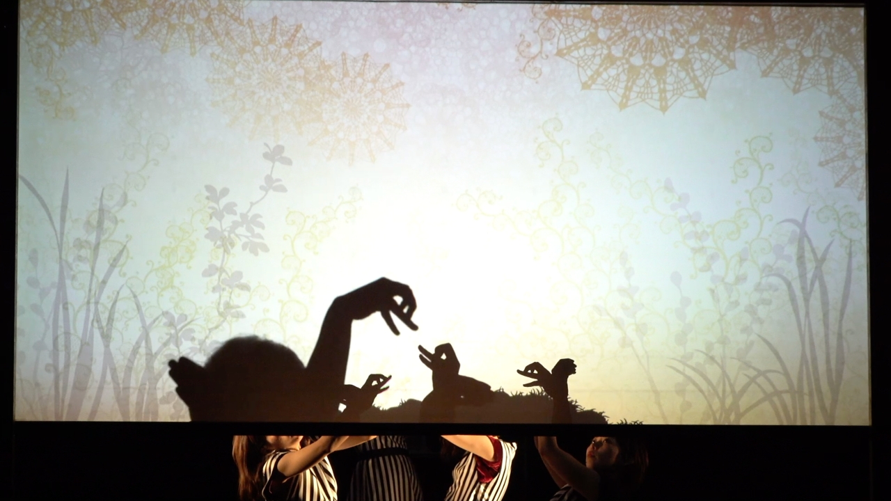 劇団かかし座「みにくいアヒルの子」の一場面