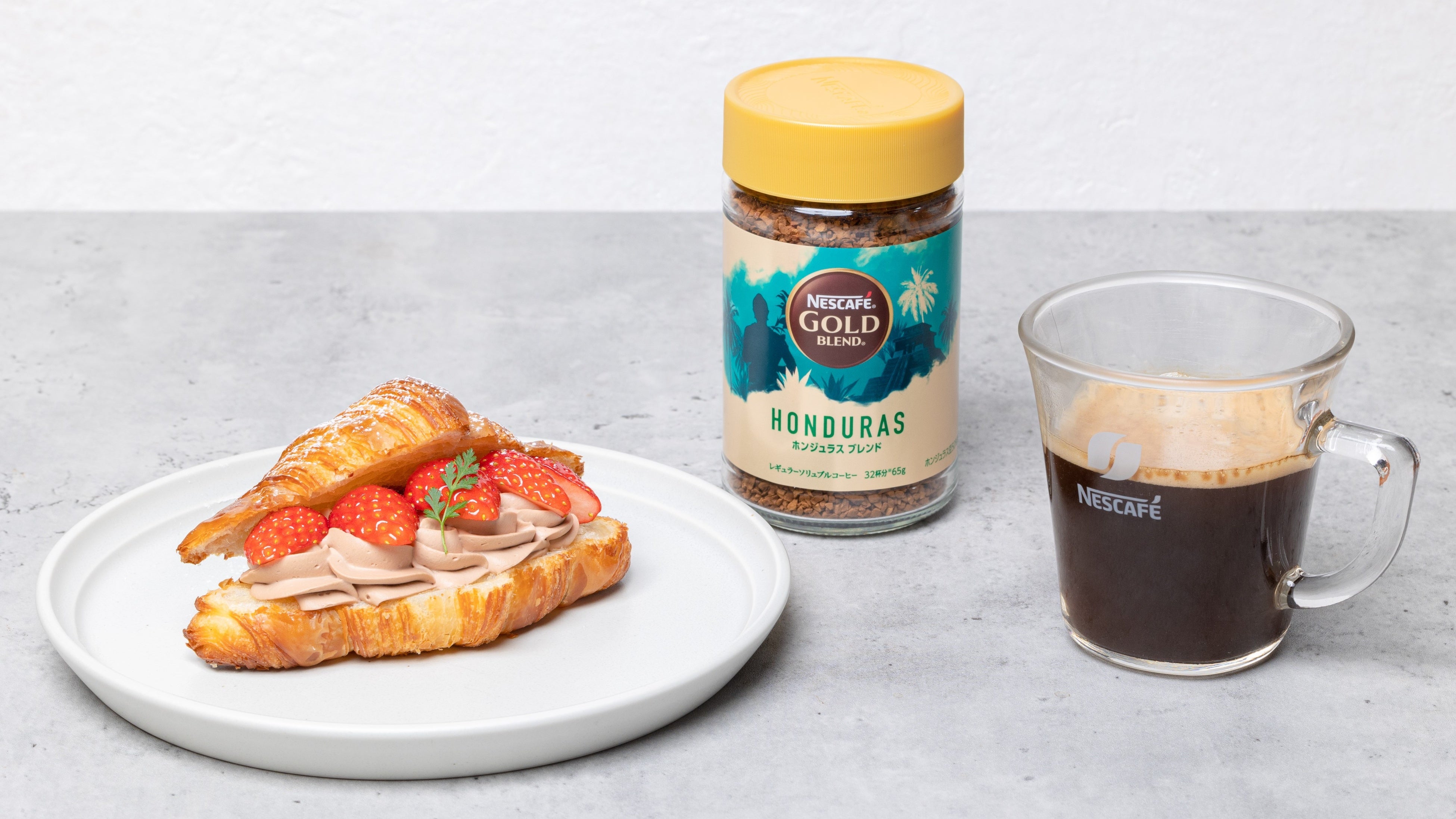 「ネスカフェ ゴールドブレンド オリジン ホンジュラスブレンド」とクロワッサン・フレーズ・ショコラのセット