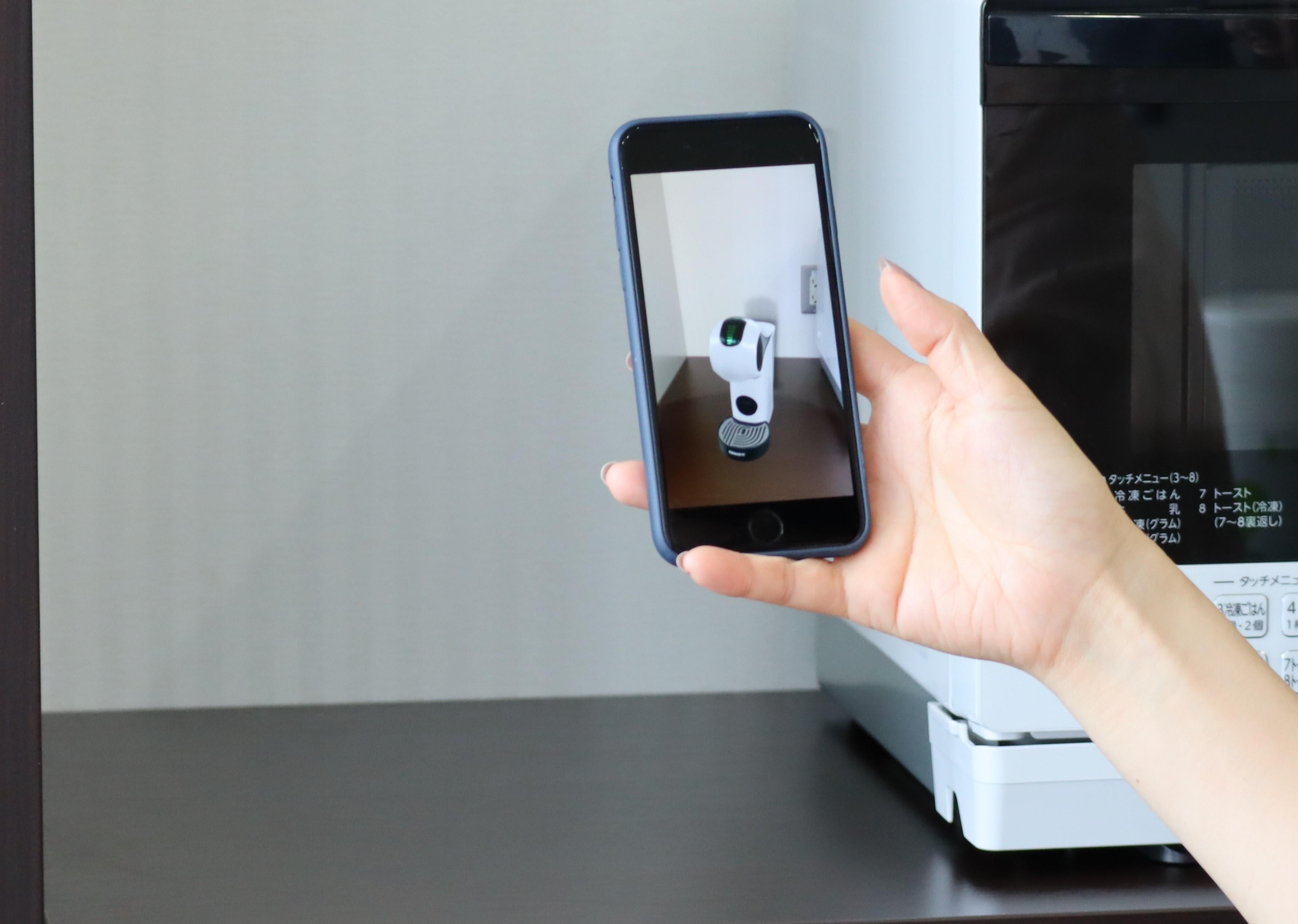 新サービスで「ネスカフェ ドルチェ グスト ジェニオ エス」を試し置きする様子