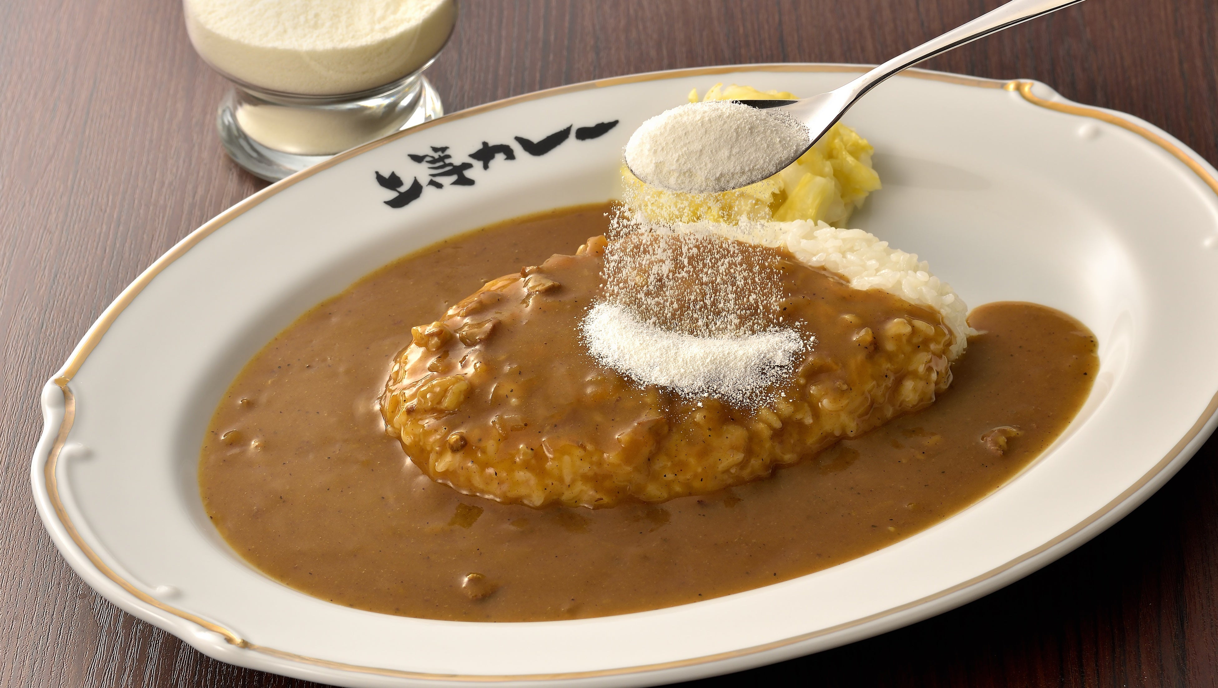 「上等カレー」に”追いブライト”をする様子_スプーン