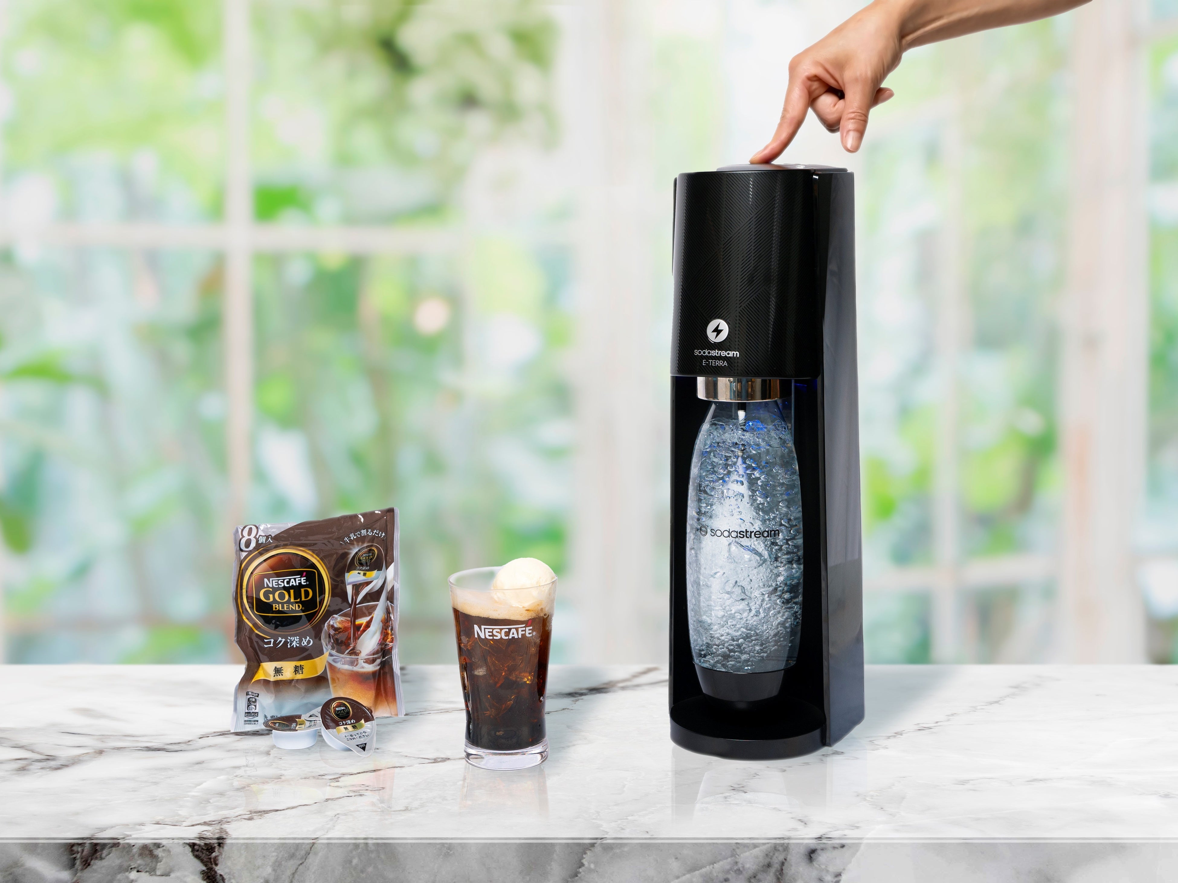 【あき】sodastream E-TERRA ブラック 炭酸水メーカー ワンタッチで炭酸を注入して強さも選べる、電動ソーダストリーム