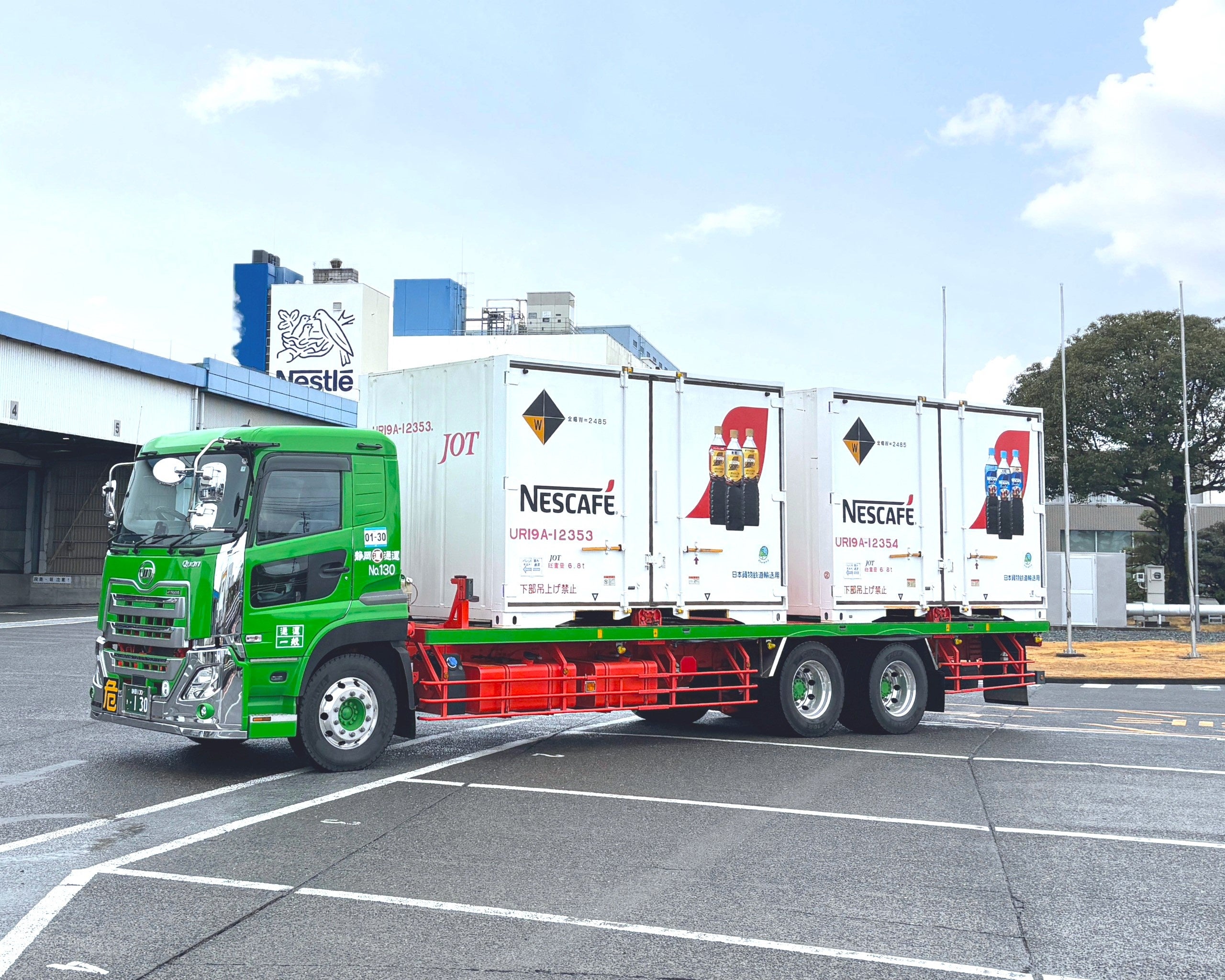 貨物コンテナを載せ、ネスレ日本 島田工場(静岡県島田市)からJR 静岡貨物駅に向けて出発する様子