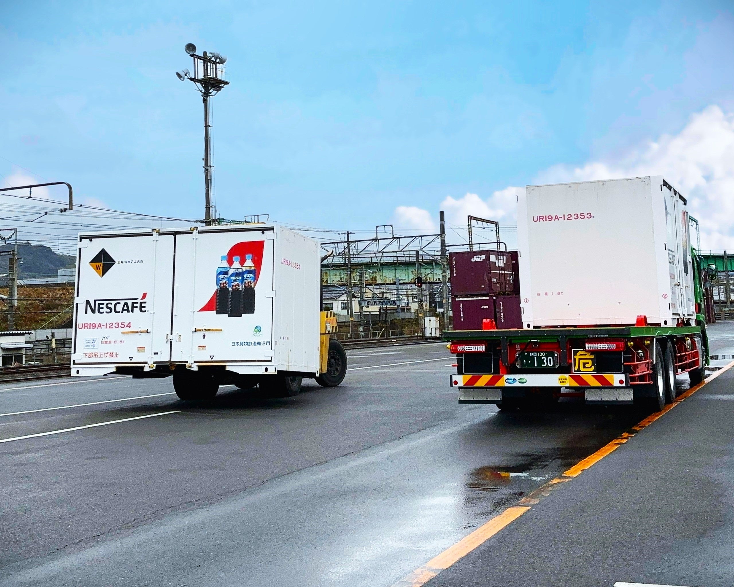 JR 静岡貨物駅で貨物コンテナを積み替える様子