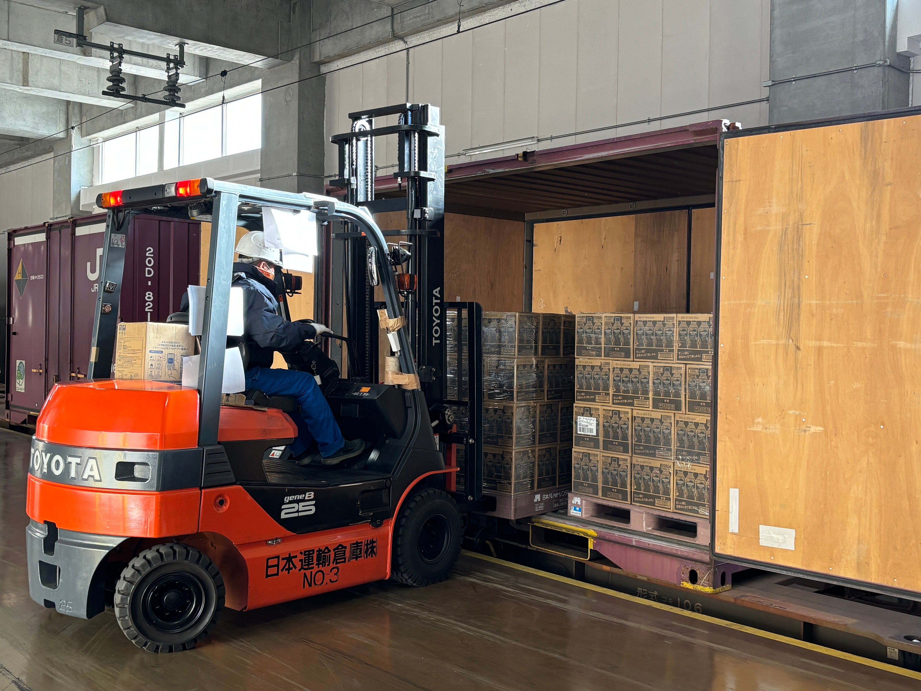 JR貨物 百済貨物ターミナル駅(大阪府大阪市)での荷下ろしの様子