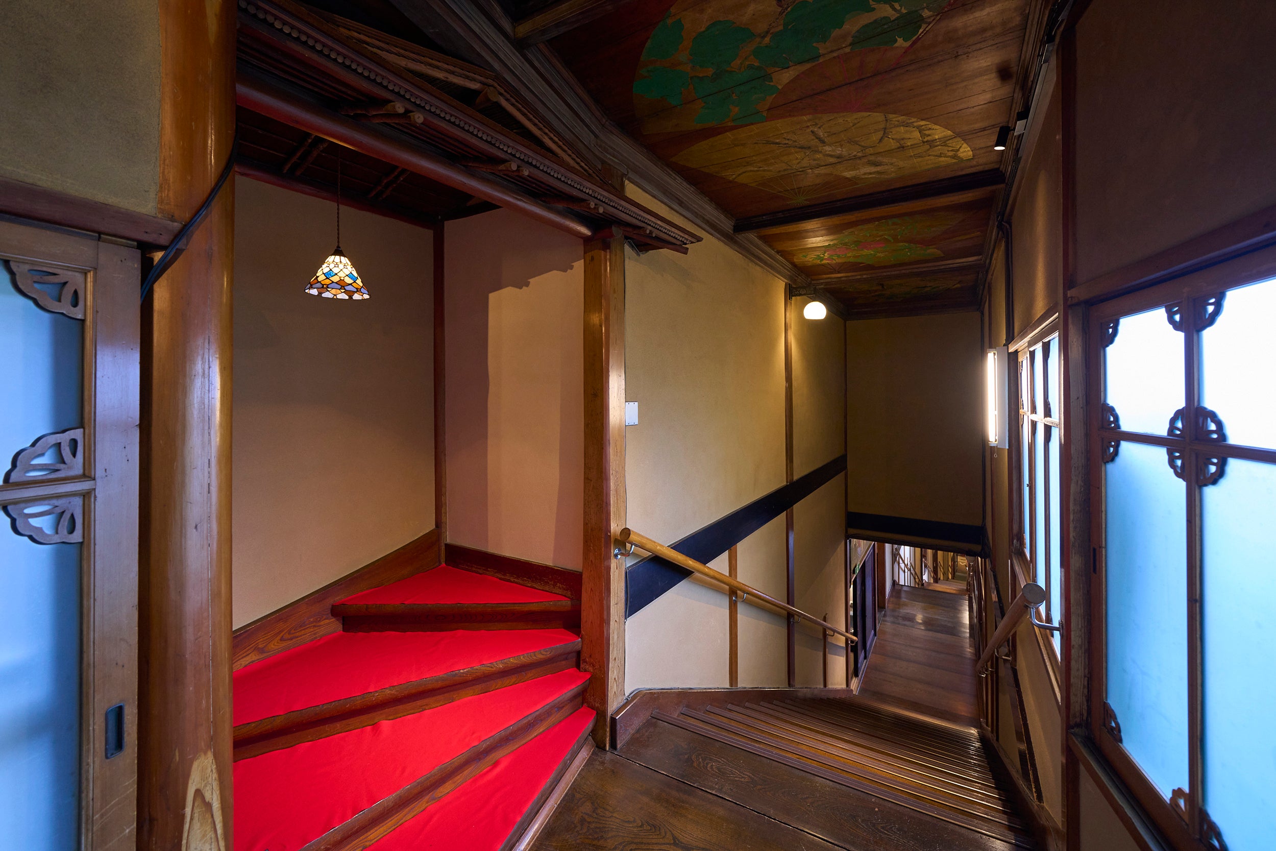 階段の途中にもレトロな演出が