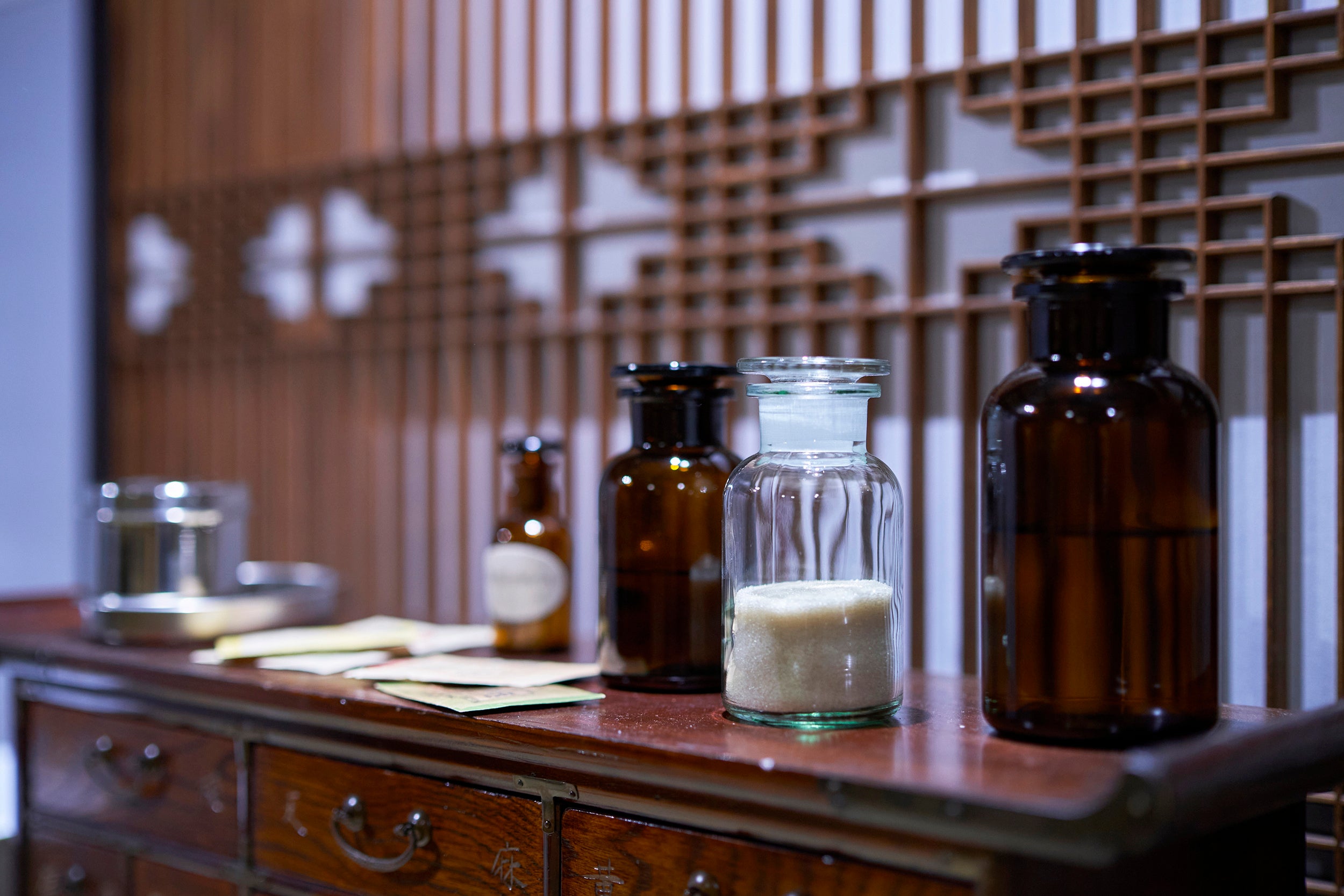 『外科室』に並ぶ薬瓶